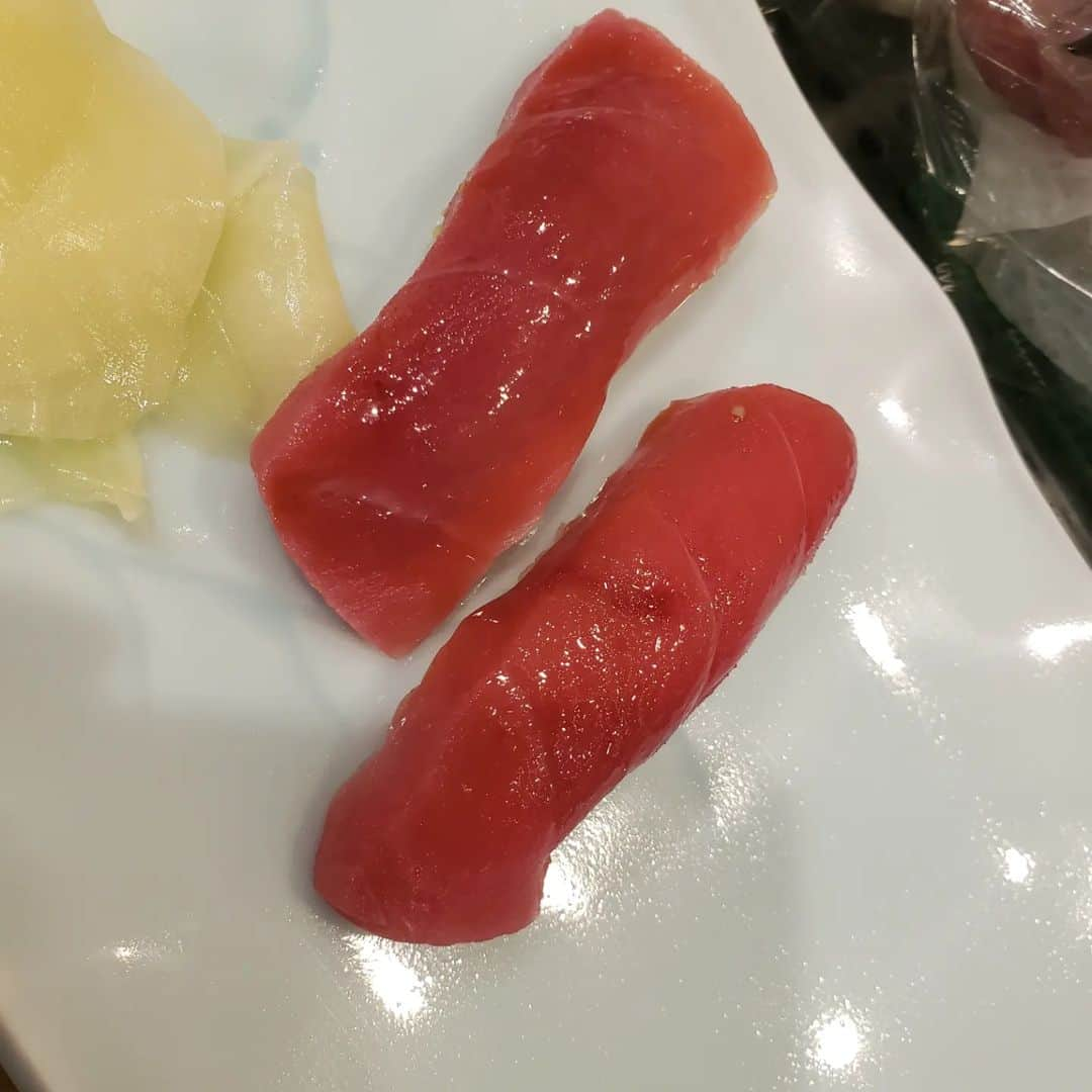 TAKAみちのくさんのインスタグラム写真 - (TAKAみちのくInstagram)「50歳まであと５ヶ月‼️  50までに腹筋割る計画を実行するためにあれこれ実践‼️  トレーニングはもちろんだけど大事なのは食事‼️  水分はブラックコーヒー、緑茶、水  そして最近に手にいれた秘密兵器‼️  飲みやすく発汗作用、利尿作用があがる優れもの✨  食べ物は鶏肉、魚に野菜‼️  やり過ぎると回りにも迷惑かける場合もあるのでホドホドに健康体作り‼️  #TAKAみちのくのご飯  #ダイエット  #健康」5月11日 9時55分 - takam69