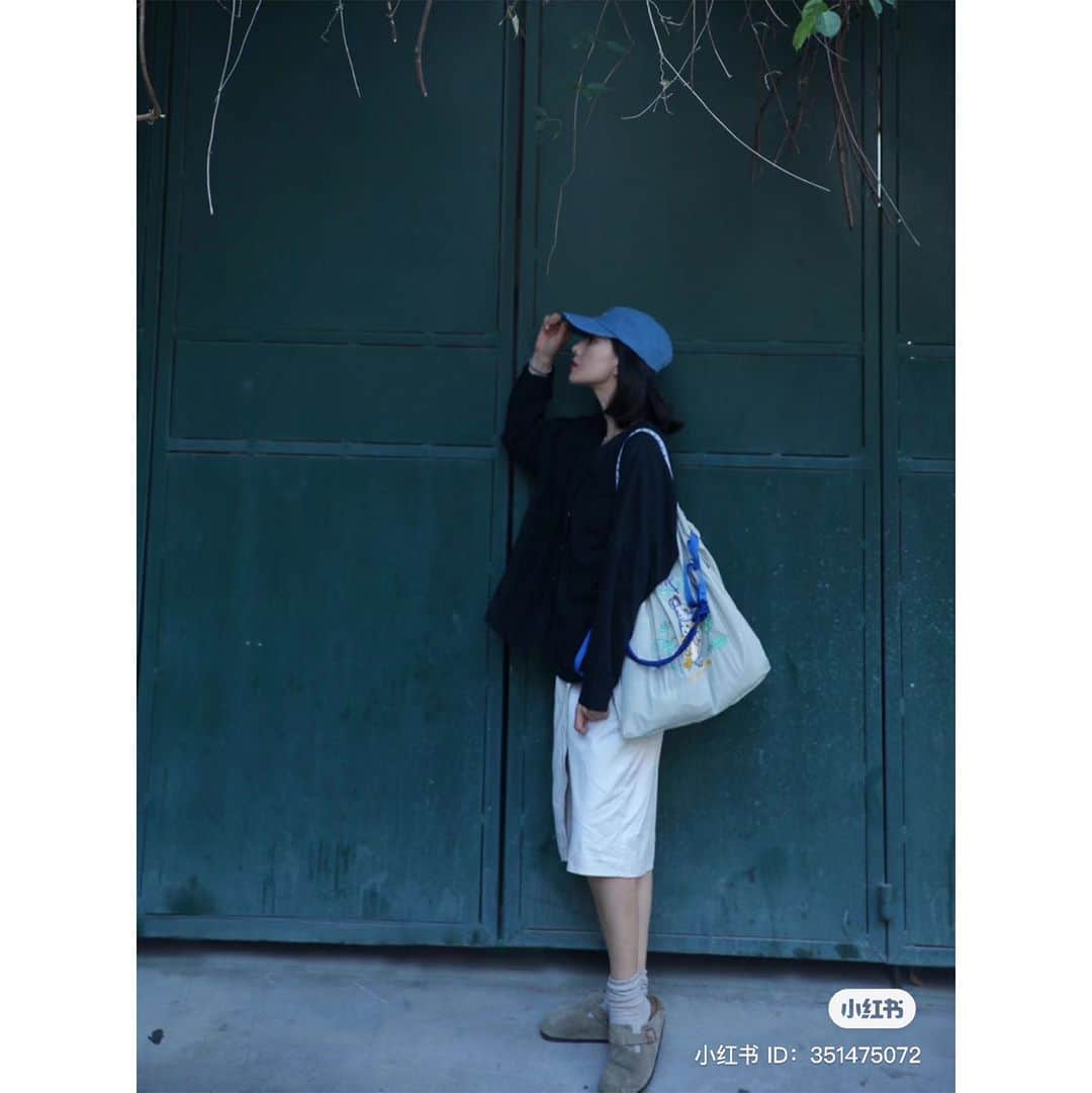 D[di:]さんのインスタグラム写真 - (D[di:]Instagram)「本日のD[di:]ショップのレコメンドシリーズは、品薄になっちゃってる0歳のウサギシリーズその3 超つかいやすいポーチのLサイズのご紹介です🐰  アジア美女のおかげで、ペールグレイは完売しておりますが、 ライラックパープルのお色はのこりわずかとはなりますが、在庫ございます🌷  【０歳うさぎ】 ０歳おたんじょうびおめでとう！つまり、私は生まれたてなの！えっへん！そんな声が聞こえてきそう。 うまれたての子ウサギとお花のアンソロジー♪ 祝福されながらも、花を食べてあらぬ方をみるベイビーウサギの表情がコミカルで愛らしいと人気です。  エコバッグと同様に耐久性、撥水性にも優れ、丈夫で汚れにくい。汚れてもすぐ洗濯機で洗えます♪　Ball & Chain／ボールアンドチェーンとD[di:]のコラボレーションシリーズ／生まれたての子ウサギの刺繍柄に待望のポーチシリーズがラインナップ♪旅行用ポーチ、コスメポーチに、散らかりがちなバッグのなかの小物入れ、ペンケースにも★  別売りのパラコードストラップや、Sサイズバッグに付属のストラップ、お手持ちのストラップをつければ、サコッシュポシェットとしてもお使いいただけます。 ※本製品にはストラップはついておりません。  サイズ L : H19cm W最長24.5cm 最短19cm D10cm  内ポケット×1 （18cm×11cm）  Material : ポリエステル Made in China  Ball & Chainの刺繍バッグは、汚れたらそのまま洗濯もできるし、見た目よりもたくさんいれられちゃう優れもの！軽くて丈夫だから、誰もがとりこになる使い心地です♪  MサイズとLサイズがございます／今ポストはLサイズのご案内になります どうぞ、当店のショップドアを🚪あけて、みにきてください♪  #present #animalillustration #embroidery　#rabbit #bag #ecobag #springfashion #ballandchain #hedgehog　#hummingbird #母の日のプレゼント #旅行グッズ収納  #娘からのプレゼント  #messagecard #message #greetingcard」5月11日 10時00分 - deeth
