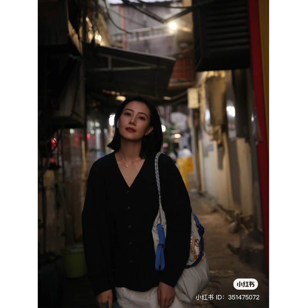 D[di:]さんのインスタグラム写真 - (D[di:]Instagram)「本日のD[di:]ショップのレコメンドシリーズは、品薄になっちゃってる0歳のウサギシリーズその3 超つかいやすいポーチのLサイズのご紹介です🐰  アジア美女のおかげで、ペールグレイは完売しておりますが、 ライラックパープルのお色はのこりわずかとはなりますが、在庫ございます🌷  【０歳うさぎ】 ０歳おたんじょうびおめでとう！つまり、私は生まれたてなの！えっへん！そんな声が聞こえてきそう。 うまれたての子ウサギとお花のアンソロジー♪ 祝福されながらも、花を食べてあらぬ方をみるベイビーウサギの表情がコミカルで愛らしいと人気です。  エコバッグと同様に耐久性、撥水性にも優れ、丈夫で汚れにくい。汚れてもすぐ洗濯機で洗えます♪　Ball & Chain／ボールアンドチェーンとD[di:]のコラボレーションシリーズ／生まれたての子ウサギの刺繍柄に待望のポーチシリーズがラインナップ♪旅行用ポーチ、コスメポーチに、散らかりがちなバッグのなかの小物入れ、ペンケースにも★  別売りのパラコードストラップや、Sサイズバッグに付属のストラップ、お手持ちのストラップをつければ、サコッシュポシェットとしてもお使いいただけます。 ※本製品にはストラップはついておりません。  サイズ L : H19cm W最長24.5cm 最短19cm D10cm  内ポケット×1 （18cm×11cm）  Material : ポリエステル Made in China  Ball & Chainの刺繍バッグは、汚れたらそのまま洗濯もできるし、見た目よりもたくさんいれられちゃう優れもの！軽くて丈夫だから、誰もがとりこになる使い心地です♪  MサイズとLサイズがございます／今ポストはLサイズのご案内になります どうぞ、当店のショップドアを🚪あけて、みにきてください♪  #present #animalillustration #embroidery　#rabbit #bag #ecobag #springfashion #ballandchain #hedgehog　#hummingbird #母の日のプレゼント #旅行グッズ収納  #娘からのプレゼント  #messagecard #message #greetingcard」5月11日 10時00分 - deeth