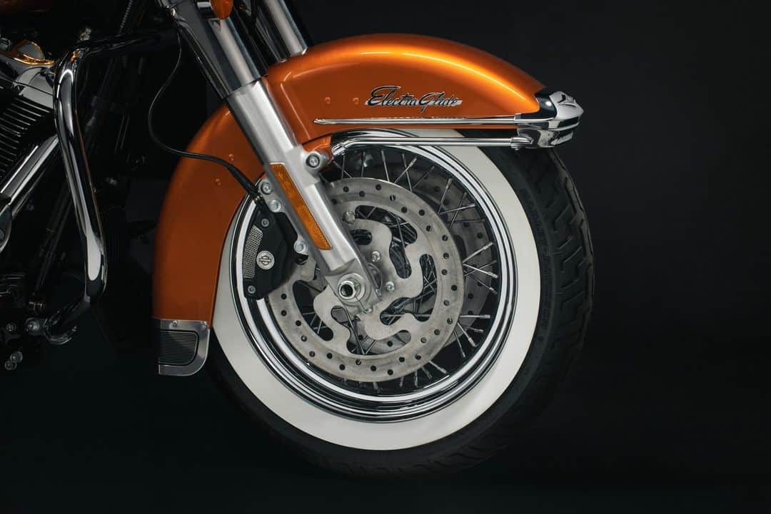 Harley-Davidson Japanさんのインスタグラム写真 - (Harley-Davidson JapanInstagram)「【エレクトラグライド ハイウェイキング】クラシックなスタイル、モダンなパフォーマンス、すべてはディテールの中に。 1968年のFLHエレクトラグライドにインスパイアされた“アイコンコレクション”の最新モデル  5月13日(土)『BLUE SKY MEETING™ in 日光』にて一般初公開。ハーレーがプロデュースするライフスタイルイベントで迫力の車体をぜひご覧ください  https://www.h-d.com/highwayking   #ハーレーダビッドソン #HarleyDavidson #UnitedWeRide #IconsCollection #HighwayKing #ハイウェイキング」5月11日 10時02分 - harleydavidsonjapan