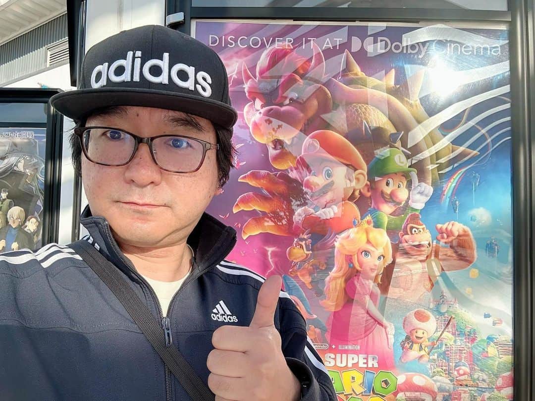 のインスタグラム：「「ザ・スーパーマリオブラザーズ・ムービー」観ました。マリオは「3」と「マリオカート」をやり倒した世代です。スーパーファミコン世代です。  #ザスーパーマリオブラザーズムービー  #映画鑑賞  #小石田純一 #お笑い芸人 #ものまね芸人 #映画は文化」