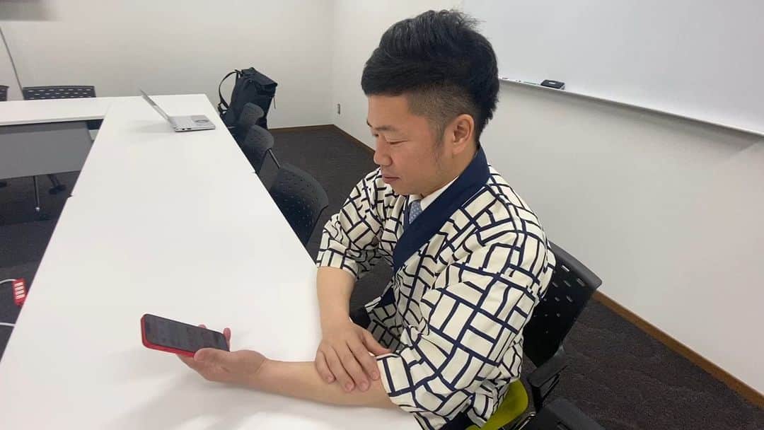 吉本新喜劇のインスタグラム：「新座長の吉田裕さんが＃新喜劇ギャグコレカ😍を開封してみたよ!!! 今回はアキ座長のｺﾚｶを当てたもよう!!! 皆さんもこの機会にぜひｷﾞｬｸﾞｺﾚｶを購入すんのかい、せーへんのかい!!!  ～お知らせ～ 5月2日(火)～5月31日(水)の期間、「吉本新喜劇ギャグコレカ」🔥（「FANYよしもとデジタルコレカ」アプリ内）では❤️新座長就任記念限定デジタルコレカ入り　6枚組パック❤️を期間限定で発売することが決定しました。  【吉本新喜劇ギャグコレカ　「新座長就任記念限定パック」商品概要】  販売期間：5月2日(火)～5月31日(水)  商品名：吉本新喜劇ギャグコレカ　「新座長就任記念限定パック」（デジタルカード）  仕様/価格：6枚パック（うち1枚、限定コレカ入り）/ 価格　1,100円（税込）  限定カード種類：アキ・吉田裕（全2枚のうちから1枚が含まれます）  発売場所：よしもとカードマーケット （「FANYよしもとデジタルコレカ」アプリ内）  ※よしもとデジタルコレカは、最新のブロックチェーン技術を使用したNFTカードです。  ※システムの開発と運営はXクリエーション株式会社が担当しています。  販売元：Xクリエーション株式会社  『FANY よしもとデジタルコレカ』 公式サイト　https://yoshimotokoreka.com/  ＜購入方法＞  １．Google PlayまたはApp Storeで『FANYよしもとデジタルコレカ』アプリをダウンロード  ２．『FANY よしもとデジタルコレカ』アプリ内で　「吉本新喜劇ギャグコレカ」を選択  ３．ショップにて購入」