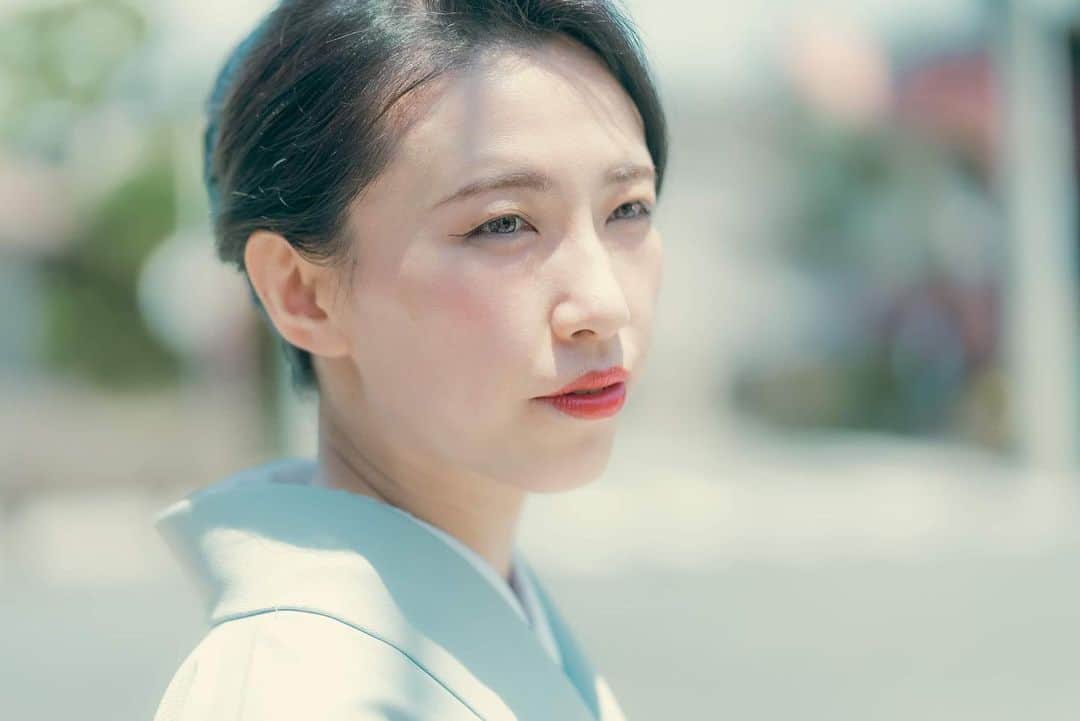 RIKAPEPEのインスタグラム：「どうも、柔術女将です。  ——今回のご相談は、 私の妻は美人なので、娘も美人なのですが、自分の娘に対しての扱いが酷いです。 これが女の嫉妬なのかと恐怖でさえあります。 そんな親子関係が、今からちょっと心配です。 女という生き物は何故、嫉妬深いのでしょうか。 いい歳のエリーの旦那　会社員（40）  今回のご相談は、同性としてショッキングで、 何だかとても胸が痛く、残念な気分になりますね。  美しい娘を「自慢の娘」だと思うのが一般的だと思いますが、このように、一部では嫉妬の対象にされてしまうというケースもあります。  ✼••┈┈┈┈••✼••┈┈┈┈••✼  また、多くの女性というのは、 「幸せ」に嫉妬するのに対し、  多くの男性は、 「成功」に嫉妬しやすい生き物です。  ✼••┈┈┈┈••✼••┈┈┈┈••✼  女性は無意識のうちに、 どれだけ、自分を取り囲む環境に、 「愛されているか」 「慕われているか」 などを幸せの基準にしてしまいがちです。   一方で、男性の嫉妬の対象は、 「社会的な成功」というのが多いです。  格闘技業界に身を置いてますと、いかにして彼らは、勝負を通して「何か」を得ようとしているのかがわかります。  今話題のNetflixドラマ『サンクチュアリ　聖域』でも、  「土俵にはね、金・地位・名誉、全部埋まってるんだよ。」という台詞がありましたよね。  さて、今回、一番「嫉妬の原因」になるのは、  「母親が周りの誰からも評価されないのに、娘ばかりがチヤホヤされる事実」が関係しているかもしれません。  家庭の中や世間の中で、「娘ばかりが可愛がられている」という環境要因が、奥様を卑屈にさせているのです。  いくら自分の娘が美人でも、旦那さんからは、  「君（奥様）が一番だよ」  という扱いや言葉をかけられていたら、このような寂しい気持ちにはならないのです。  夫婦関係が上手くいっているのであれば、奥様も嫉妬することは無く、きっと美人の娘を誇らしく思うでしょう。  旦那さんから愛されていなかったり、自分に自信がなかったりすると、娘の成長に嫉妬や焦りを感じて、辛くなってしまう事もあるのかもしれませんね。  続きは、WEBで…  ●柔術女将のお悩み相談 【歪んだ女たちの末路。女を捨てられない母の場合】 https://forzastyle.com/articles/-/67501  🖥@forzastylecom 🖥design by @sakaisalie 📷photo by @harry4th  #forzastyle #講談社 #格闘技好きな人と繋がりたい #着物 #女将 #柔術 #柔術女子 #道場 #人生相談 #恋愛相談 #サンクチュアリ #サンクチュアリ聖域 #嫉妬 #母親 #格闘技好きな人と繋がりたい」