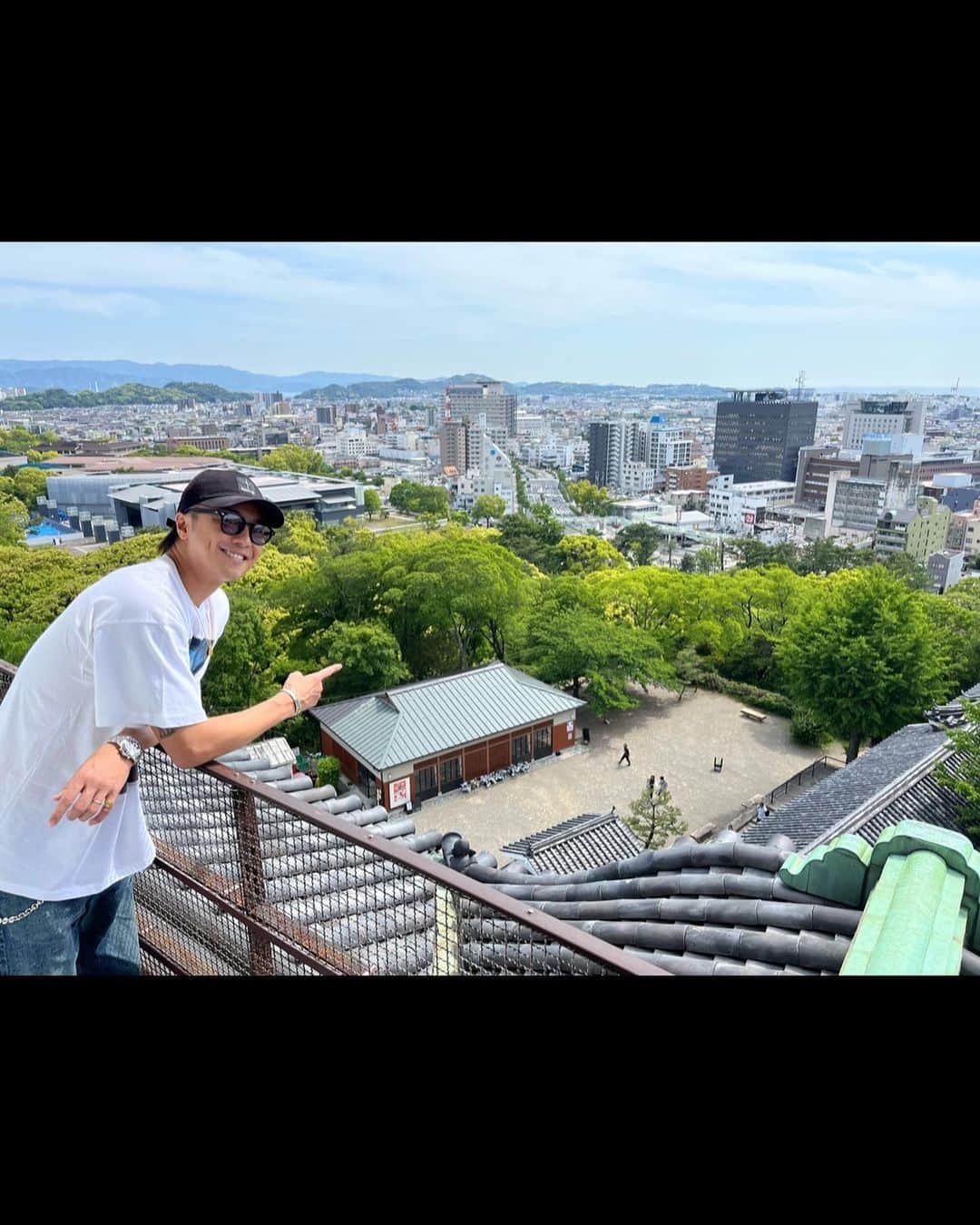 TAKAHIROさんのインスタグラム写真 - (TAKAHIROInstagram)「和歌山の旅。 まずはJR和歌山駅周辺をブラブラ✨ お日柄も良く、最高な気分。 ちょっと新調したいものがあったため、 “ドン・キホーテ ぶらくり丁店”に立ち寄り、 ツアーに必要なものをいくつか購入。 前回、時間に追われ、日差しにやられ（笑） 中まで入れなかった和歌山城に🚶 今回はようやく堪能できました✨✨ 気持ちいい天気で、お城日和でした。 そして、久々に、以前も訪れた “わかやまお城の動物園”の動物達に挨拶を。 残念ながらツキノワグマのベニーは、 高齢により足腰が弱っているみたいで、 休養中。。。 心配。どうか元気で。 また戻ってくるね。ベニー。 和歌山LIVEありがとうございました‼︎ #ベニーは強い子 #ベニーは金太郎に負けないもん」5月11日 10時09分 - exiletakahiro_official