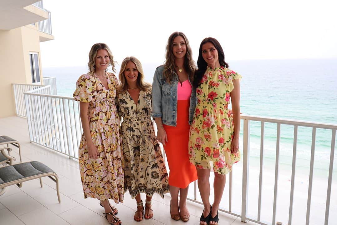 キャリー・アンダーウッドのインスタグラム：「Sisters…not by blood…but sisters nonetheless. 💕God truly showed us great favor by putting us all together. These ladies are strong, kind and faithful and I’m so happy I get to do life with them!!! It’s true that you don’t get to choose your family, but if I could, I would choose these exact three women to be my sisters-in-law!  From the beach to the tattoo parlor, Destin didn’t know what hit it! I love you ladies!!! #family #blessed #SistersInLaw」