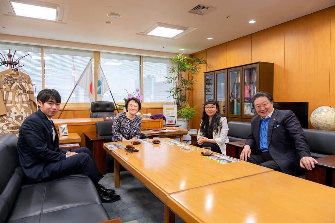 池田健三郎さんのインスタグラム写真 - (池田健三郎Instagram)「わたくしが所長をつとめる共同PR総研が記念日登録している、「みんなで考えるSDGsの日」の特別企画として、東京大学の学生と環境副大臣との対談企画を今年も実施しました。 環境省・山田美樹副大臣の執務室を2人の学生とともに往訪し、わたくしの進行で約45分の動画収録を行いました。内容は非常に興味深いものになりました。 動画がYouTubeにアップされましたら、またお知らせいたします。 #みんなで考えるsdgsの日 #sdgs #持続可能性 #東京大学 #公共政策調査機構 #共同ピーアール総研 #池田健三郎 #山田美樹環境副大臣」5月11日 10時16分 - kenzaburo_official