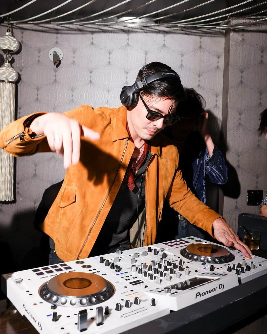 Flaunt Magazineさんのインスタグラム写真 - (Flaunt MagazineInstagram)「Last night, @FlauntMagazine and @RemyMartinUS honored @LewisTanOfficial for a celebration of The Promenade Issue at @BeautyEssexLA in Hollywood. Mister Tan blessed the decks with an electric set, and we all raised high glasses of #RémyMartinXO for the special occasion. Thank you to everyone coming out! View the gallery for more of the mischief.」5月11日 10時29分 - flauntmagazine