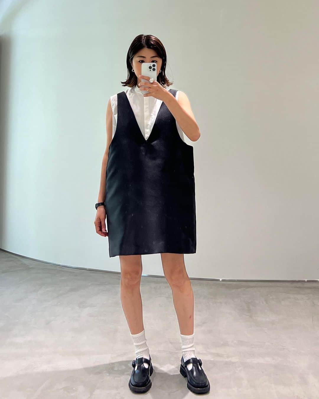 urakoのインスタグラム：「. スリーブレスヨークシャツ × サテンツイルミニドレス の合わせもお気に入り🥰 . #MACHATT」