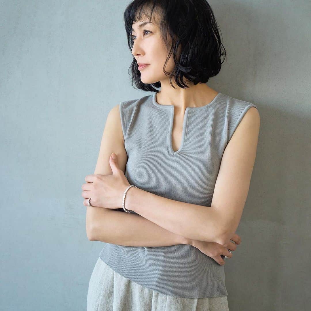 のインスタグラム：「ディープUネックニット  カジュアルな印象とシックで上品さを持ち備えたノースリーブニット。  深くフリットを入れたUネックのデザインをこの春夏にぜひお楽しみください。  ディープUネックニット color : 4色展開(オフホワイト･ネイビー･グレー･ブラック) size・Mサイズ price・¥25,000+tax コットン 47%･ポリエステル 43% ナイロン 8%･ポリウレタン 2%  オンラインストアにて展開しています。」