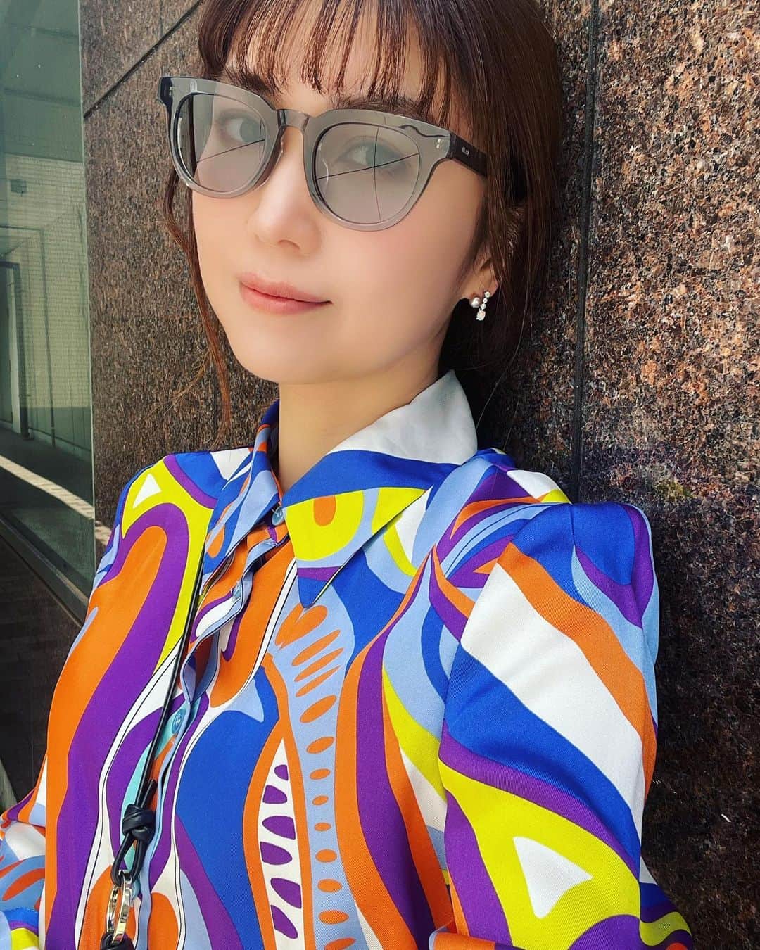 のインスタグラム：「お天気良いから今シーズン初めてアウター無し！サングラス着用！  このサングラスは恵比寿をお散歩中に見つけた「KLON:KURONOS byタイタン･アート」というショップのもの。商品はぜーんぶモノトーンという面白いコンセプトのお店でした！  サングラスは真っ黒もあったのだけど、私にはCLEAR GRAYの色味がしっくりきたのでこちらをゲット🕶️  ちなみに、これを買う時に若い男性の店員さんが「お客様どなたかに似てるって言われませんか？」と聞いてくれたので、「うーーん昔よく言われたのは西村知美さん！それか渡瀬マキさん」と答えたら、「あー…僕はミュージカル女優の新妻聖子さんに似てると思います」って言ってくれて😂😂😂😂  「あぁぁぁぁ私です！！ どうもありがとう🥺🫶」 と、めちゃくちゃ嬉しかったお話しでした。知っててくれてありがとう🩷  マスクを付けなくなってから街中で声を掛けて頂く機会が増えて。この数年間、マスクってそれだけ顔や表情を隠していたんだなぁと改めて感じる今日この頃…😷  今日もなるべくちゃんとした格好して、なるべくちゃんとした振る舞いで生きて行こうと身の引き締まる想いであります！！  もうひとつちなみに。 このシャツはZARAで一目惚れして買ったんですが、高確率で「エミリオ・プッチ？」と間違えられるので、得した気分になります(せこい😂)  さぁ今から美味しい物食べに行く！！！ #新妻聖子  #zara」