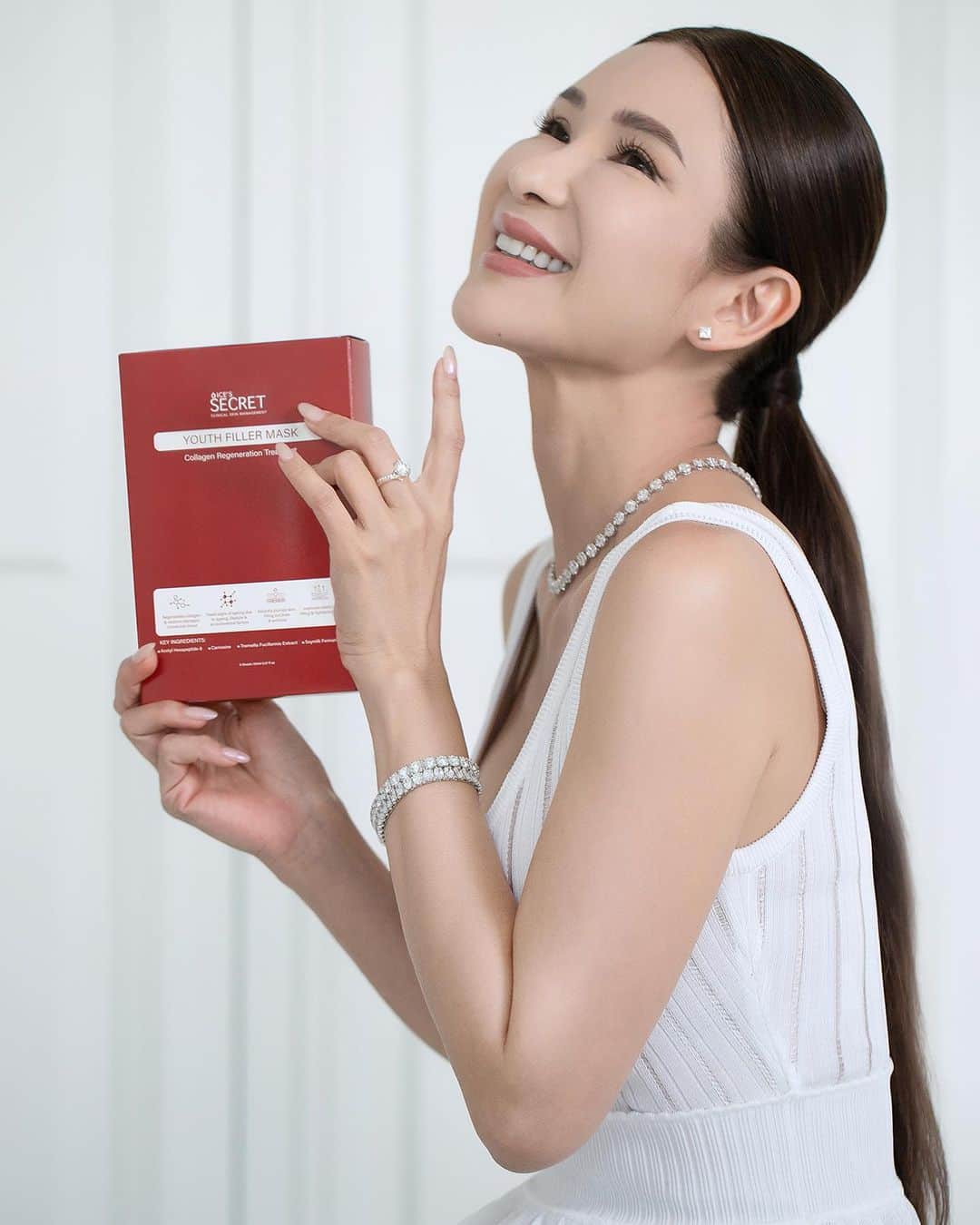 ジェイミー・チュアのインスタグラム：「Motherhood is an incredible journey, but it can also be challenging. That's why it's important to take time to care for yourself and feel beautiful. Our skin deserves only the best with award winning and safe  @icesecret.co skincare; packed with Oligopeptides & fast results!  Feel glamourous with the exquisite AllStar Diamond jewellery collection from @skjewellery.   #iloveICESECRET #YouthFillerMask #SKMothersDay #AllStarDiamond #IcesecretMom #FeelBeautiful #skincareroutine」