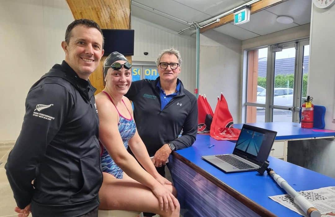 Sophie Pascoeのインスタグラム：「Behind the scenes with the best team, analysing some underwater filming at training 👀 #bts #swimming #training #biomechanics #filming #analysing #Paralympic #athlete #roadtomanchester」
