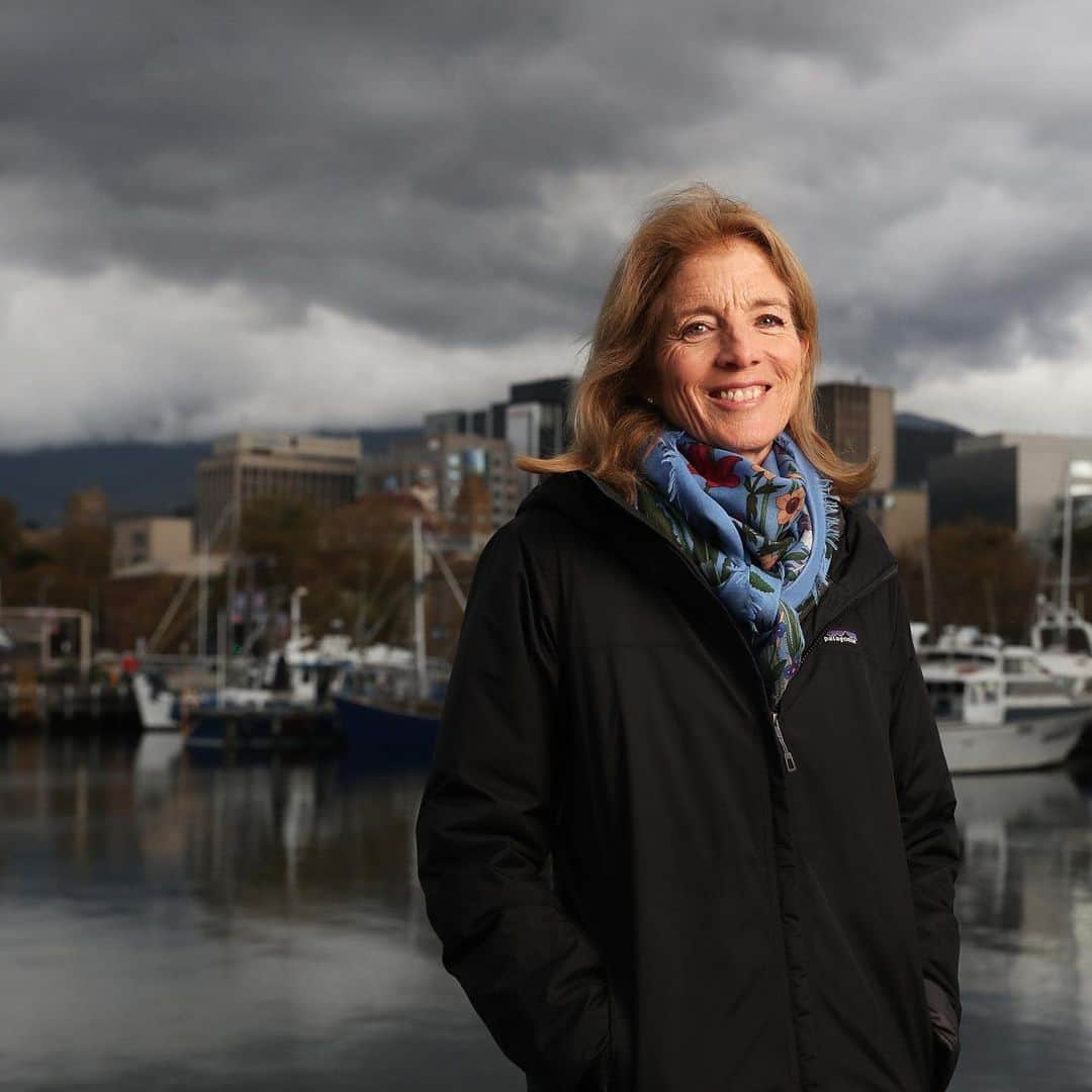 キャロライン・ケネディのインスタグラム：「Follow ➡️ @usembassyaustralia   This a reminder that Ambassador Caroline Kennedy is now doing a ✨ fantastic ✨ job of representing the United States in Australia!   This account is no longer active, but you can keep up with Ambassador Kennedy by following @usembassyaustralia!  📷📷📷 from Ambassador Kennedy’s first official visit to the beautiful Australian state of Tasmania.」