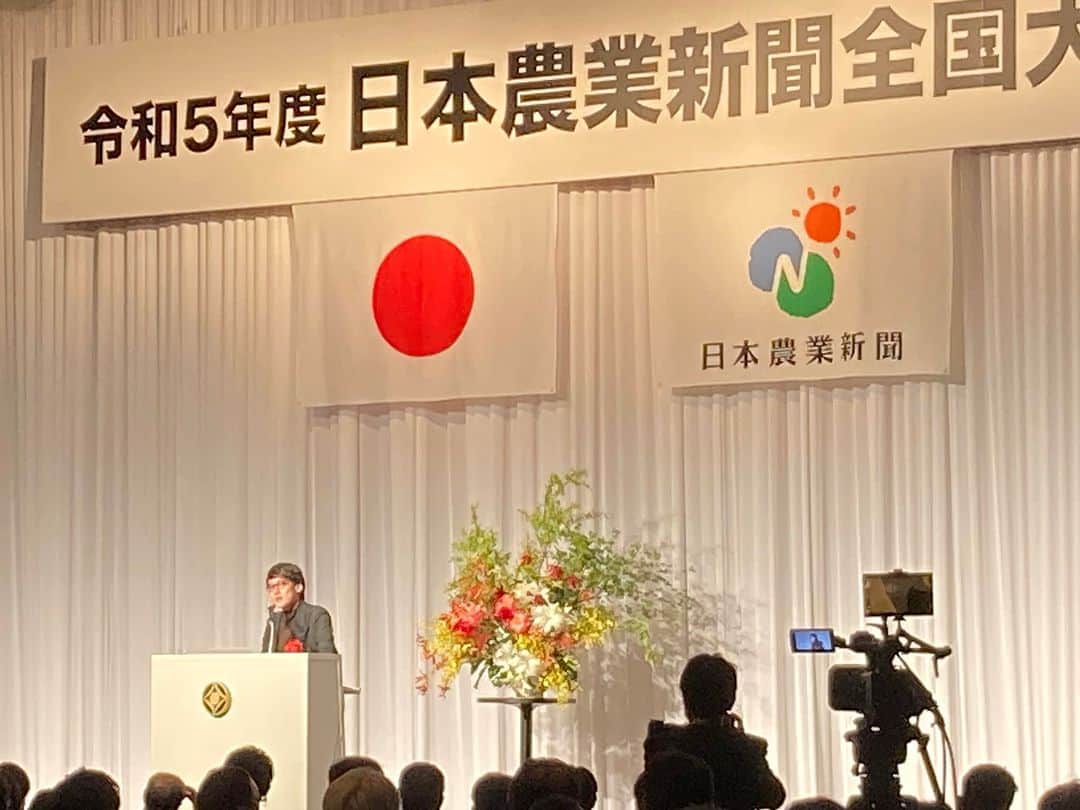 小谷あゆみのインスタグラム：「斉藤幸平さんの講演始まりましたー❗️ SDGsは本当に地球にいいのか⁉︎社会を根源的にとらえ直す問いかけ。 人間はこの時代に生きられるのか。 このままいけば世紀末まで最大4度上昇。 現代のフードシステムは温室効果ガス3割程度の排出源（畜産、化学肥料、農業機器、長距離輸送） 日本農業新聞全国大会にて」