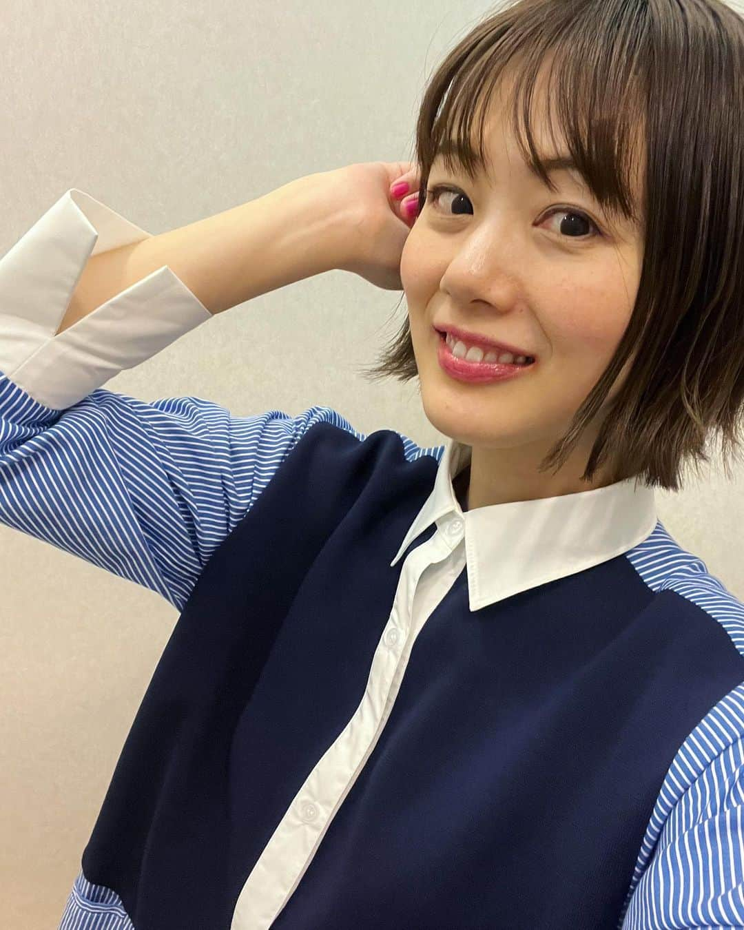 高橋真理恵さんのインスタグラム写真 - (高橋真理恵Instagram)「* 最近、私が以前から勝手に応援している 関西出身のアーティストRUANさんが、 MOONCHILDというグループで デビューされたので、 色々曲を聞いて楽しませてもらっています😍  （この投稿につけたこの曲にハマっています）  歌声もダンスもカッコよくって、 移動中にも聞くのですが、 ものすごく背筋をのばして、 シャキシャキ歩きたくなります🎵   楽しいので聞いて歩いてみてください😊笑  MVはかっこよくて目を奪われるので、 座って見ることをオススメします🥰  写真は、 ウラマヨの衣装の袖のところが かわいいなと思って撮ったのですが、 改めて見たら大体シャツってこんな感じか？ と思い至りつつ載せました📷笑」5月11日 15時56分 - marie___takahashi