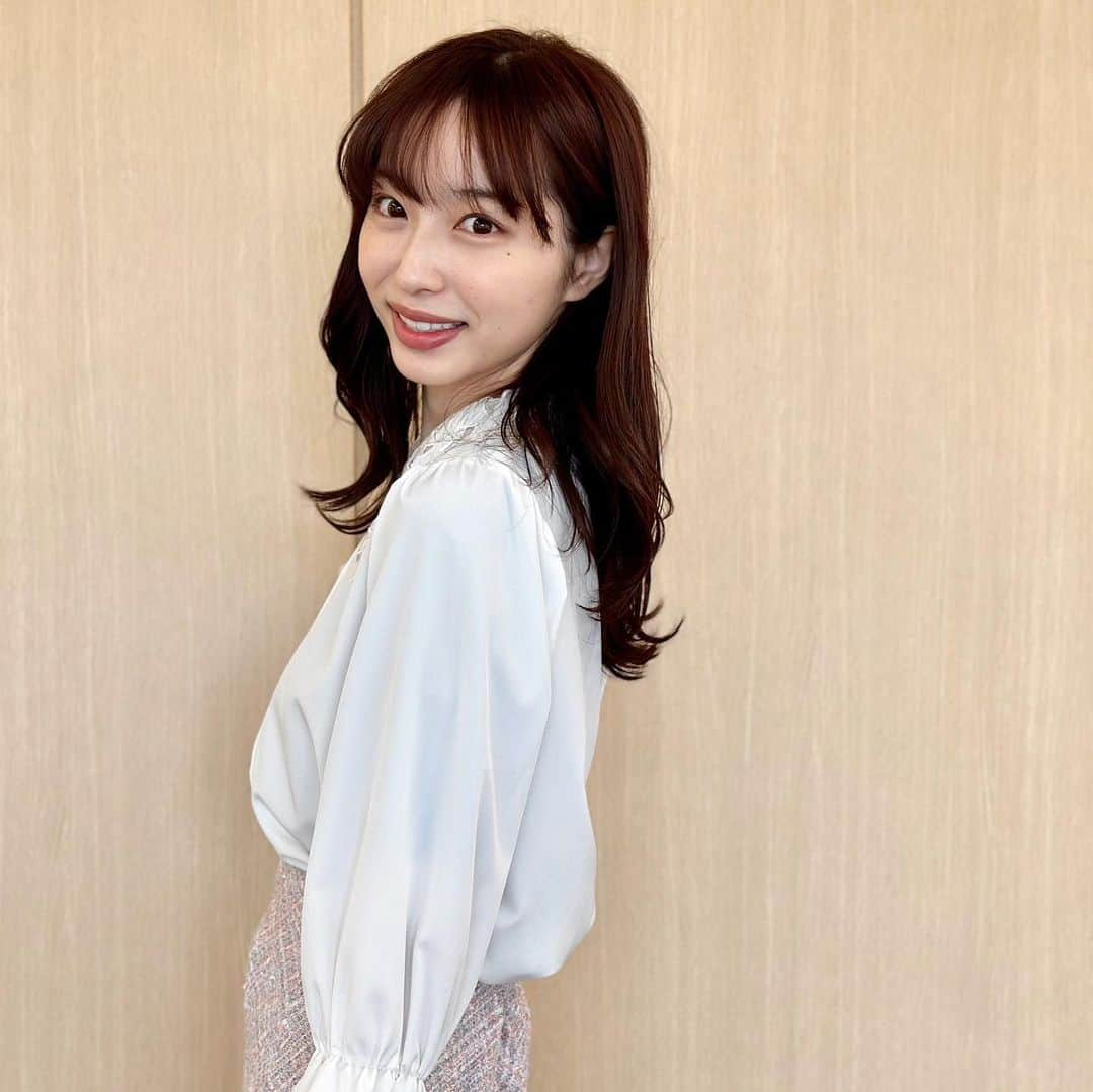 フジテレビ「めざましテレビ」さんのインスタグラム写真 - (フジテレビ「めざましテレビ」Instagram)「ファッション雑誌CanCamとコラボした お天気コーナー「きょう何着て行く？」 林佑香の毎日のコーデを紹介♪  5月11日（木） 【今日のコーデ】 ・コート[ベルト付き]→ @apuweiser_official 3万1900円 ・ブラウス→ @naturalcouture_official 5390円 ・スカート→ @la_boutique_bonbon_official 2万9700円 ・靴→ @dianashoespress 1万6500円  ・イヤリング→ @phoebe_official 2970円  【コーデのポイント】　 くすみピンクのトレンチコートで着映えを狙って🦄ベルトは、リボン結びではなく固結びにすると、抜け感が加わって洒落た印象に🌱ボタンもあえて留めずにラフに着崩すのがこなれて見せるポイントです✨  #めざましテレビ #きょう何着て行く？ #林佑香 #今日のコーデ #コーデ #CanCam #今日のファッション#ootd #きょう何着て行く？は月〜金朝6時22分ごろ放送📺 #ゆかちゃん #きれいめコーデ #きれいめカジュアル #大人コーデ  #オフィスカジュアル #上品コーデ #アナウンサー衣装」5月11日 15時57分 - mezamashi.tv