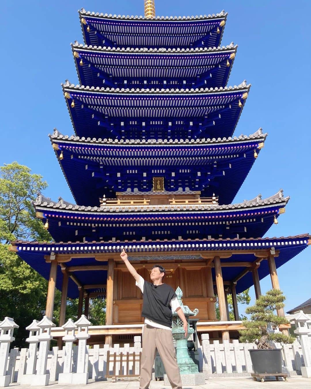 宮田麺児のインスタグラム：「よんチャンTV ぶら参道ロケで 中山寺　来てます 青い五重塔です。  天気が最高すぎます。  #御利益 #開運 #よんチャンTV #ぶら参道 #中山寺#快晴」