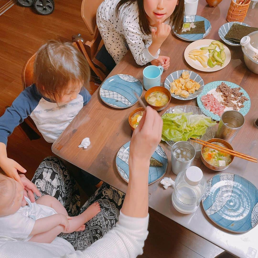 空さやかさんのインスタグラム写真 - (空さやかInstagram)「💎 👶🏻の初節句の日🎏  はじめて手巻き寿司パーティーしてみました🥳  キンパ風と、 ネギトロと、 りんごとアボカドの巻き寿司🍎🥑 の３種類。  わたしもそろそろ生魚解禁し始めてるこの頃🐟  お豆腐の天ぷらも作ってみました♪  3きょうだい🧒🏻👦🏼👶🏻の写真もイベントのフォトブースで撮れたし、 お兄👦🏼が幼稚園で作った🎏とも撮れたし、 3日前まで完全に忘れてた割にはささやかなお祝いできたかな？😂  前日に寝返りもして、 最近ではちょいちょい家族に披露してくれてはります🤣  このままスクスク元気に大きくなってね👶🏻💕  #初節句 #生後4ヶ月  #男の子ベビー  #手巻き寿司パーティー  #息子の成長  #息子のお祝い #あかちゃんのいる生活  #赤ちゃんママ」5月11日 10時38分 - sky_sayaka