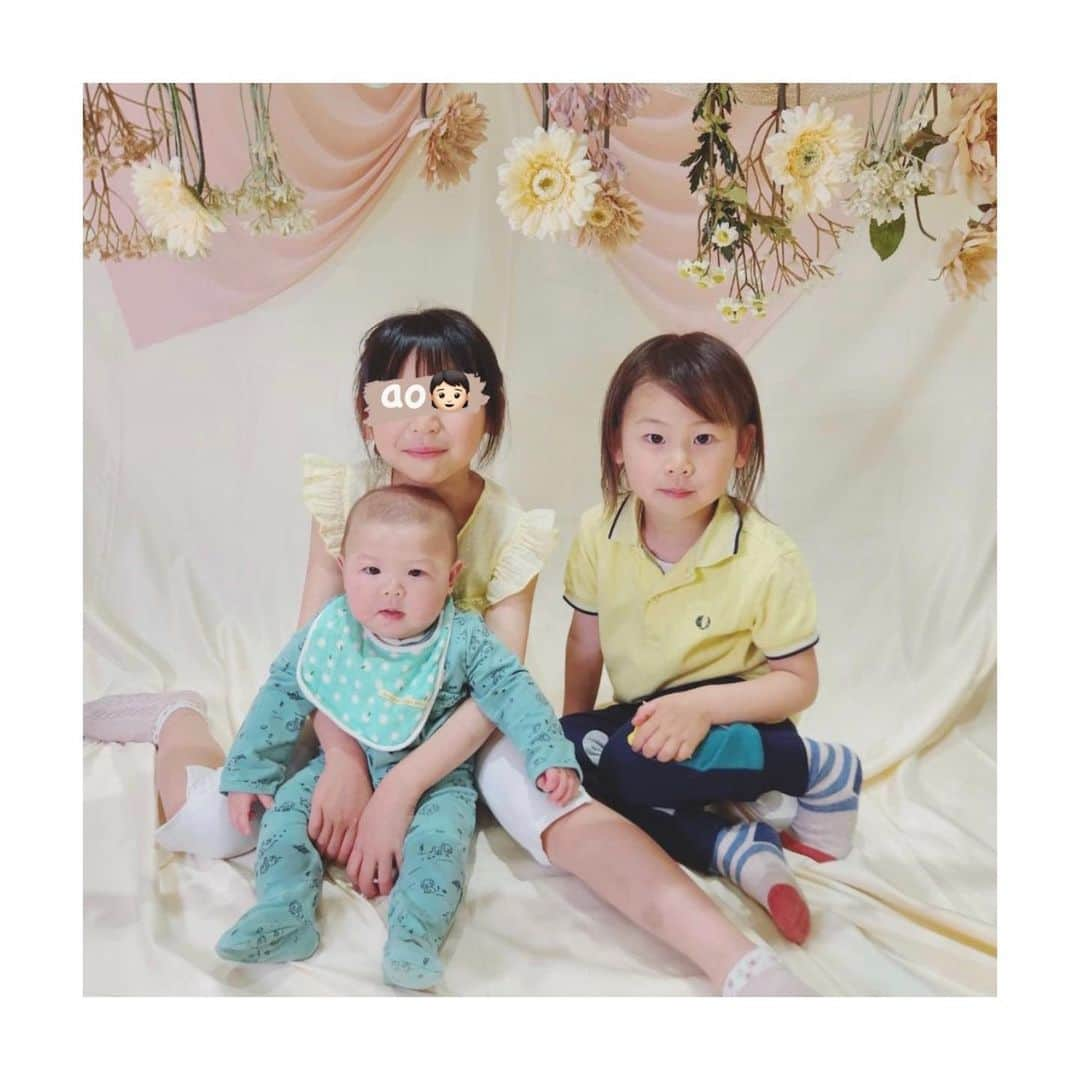 空さやかのインスタグラム：「💎 👶🏻の初節句の日🎏  はじめて手巻き寿司パーティーしてみました🥳  キンパ風と、 ネギトロと、 りんごとアボカドの巻き寿司🍎🥑 の３種類。  わたしもそろそろ生魚解禁し始めてるこの頃🐟  お豆腐の天ぷらも作ってみました♪  3きょうだい🧒🏻👦🏼👶🏻の写真もイベントのフォトブースで撮れたし、 お兄👦🏼が幼稚園で作った🎏とも撮れたし、 3日前まで完全に忘れてた割にはささやかなお祝いできたかな？😂  前日に寝返りもして、 最近ではちょいちょい家族に披露してくれてはります🤣  このままスクスク元気に大きくなってね👶🏻💕  #初節句 #生後4ヶ月  #男の子ベビー  #手巻き寿司パーティー  #息子の成長  #息子のお祝い #あかちゃんのいる生活  #赤ちゃんママ」