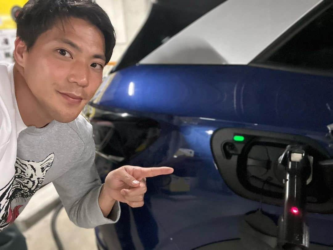 山縣亮太さんのインスタグラム写真 - (山縣亮太Instagram)「【VW ID.4】  これで充電もばっちり。次はどこへ向かおうか。内装もカッコイイんでつい運転したくなるね。  近々、ドライブの写真も投稿できたらと思います。  　あと全然関係ないけど肌の調子が上がってきました。この前の試合前に買ったパックを続けてるおかげか、走ってるからか。なんにせよ継続はチカラなりってことだね。  #vw #Volkswagen #ID.4 #ブランドアンバサダー #PR」5月11日 10時32分 - y.ryo34