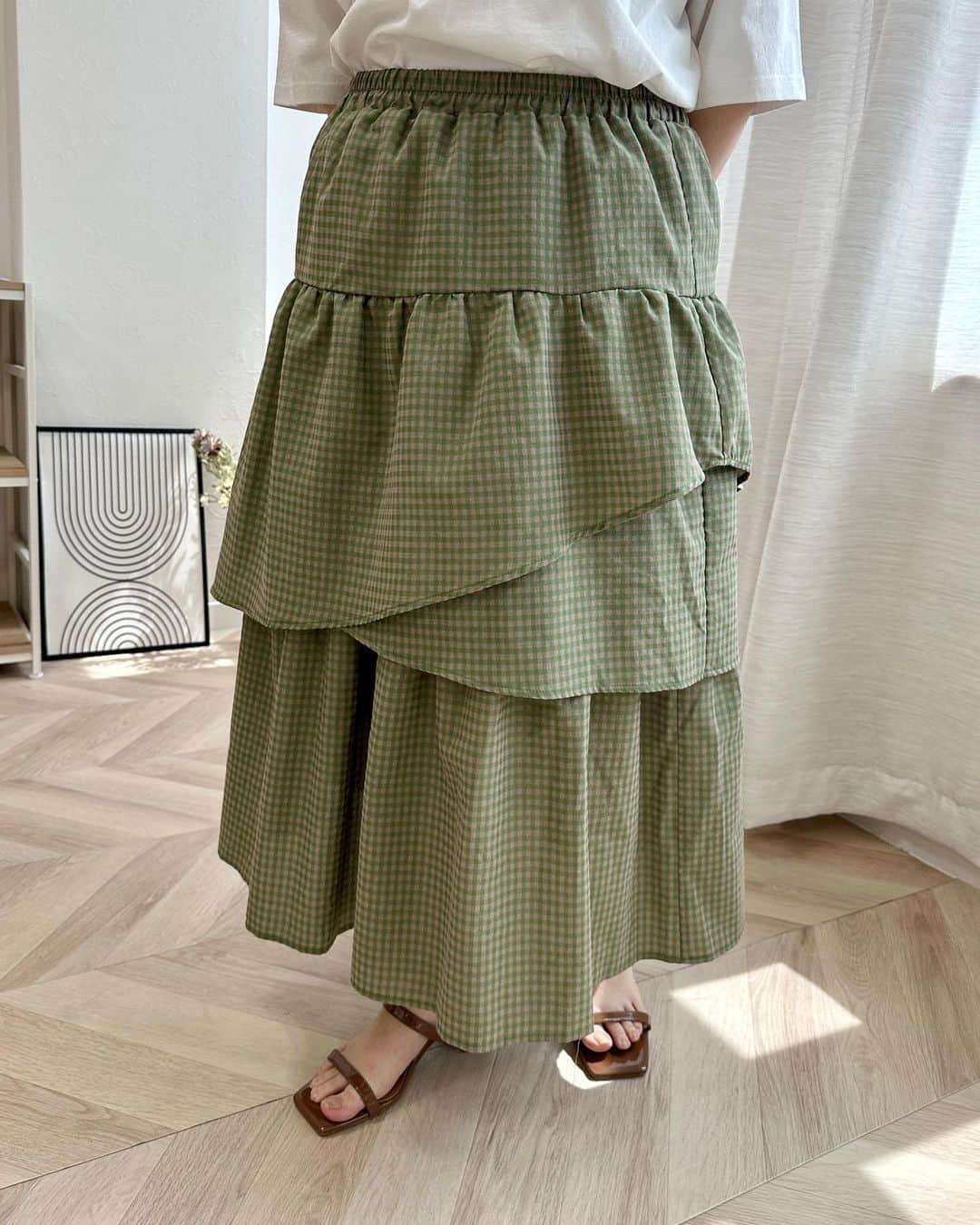 clette(クレット)さんのインスタグラム写真 - (clette(クレット)Instagram)「【new item!】  ランダムに重なったティアードがおしゃれなスカート。 たっぷりとした分量のあるスカートで女性らしい雰囲気ながらもアシンメトリーなデザインでモードな印象に✨  ウエストは全ゴムなので、楽な履き心地なのも嬉しいポイント◎  デザインの効いたアイテムなのでトップスはシンプルなものでもこなれ感のあるコーデに仕上がります🤍  -----------------------------  ・ギンガムチェックティアードスカート ・全2色・e1z113145  -----------------------------  @clette_official @clette_staff_official  #CLETTE #クレット #ぽっちゃりコーデ #cletteコーデ #​夏コーデ #レイヤードコーデ #クレットコーデ #おすすめコーデ #ぽっちゃりファッション #ぽっちゃりさんと繋がりたい #ぽっちゃりでもオシャレしたい #コーデ紹介 #ぽっちゃりコーディネート #プラスサイズコーデ #プラスサイズファッション #プラスサイズカジュアルコーデ #きょこ」5月11日 10時32分 - clette_official