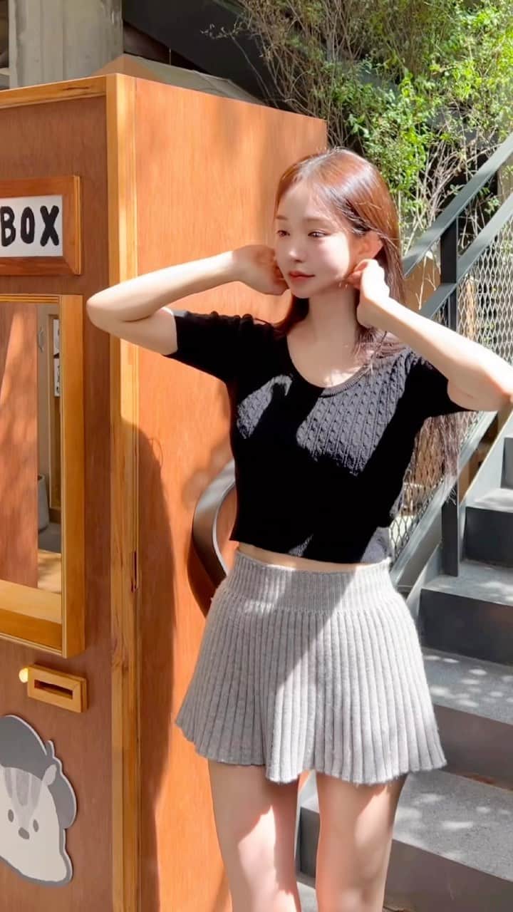 キム・ドヨンのインスタグラム：「이번 신상 오픈전 왜 니트스커트가 바로배송아니냐구 항의가 많았고 바로배송에서 밀렸는지 솔직히 말씀드리려해요  사실 니트스커트는 사일전 저에게 오픈전 컨펌 완성본이 도착했고 컬러별로 마지막 시착해보는 순간 내가 촬영했던 최종샘플이랑 오묘하게 다르다는걸 느꼈어요.  직원분들은 다 모르겠다는데 아무리 줄자로 사이즈 스펙을 재도 입었을때 나는 느끼는데 남들은 못느끼는 차이때문에 답답해하다 플리츠 주름을 하나하나 세어보다 주름 2줄 정도가 촬영샘플보다 덜들어간걸 발견했고 육안으로 티가나지 않으니 수선으로 진행하자는 공장말에 단호히 거절후 새로 다시 재제작으로 지시를 했기 때문입니다  저는 남들보다 심각하게 예민한사람으로써 무서울만큼 오차를 잘찾아낸다고 인간 ai라고 직원분들한테 들을 만큼 정말 자로 재도 애매해서 모르겠는 차이까지 잡아내는 사람이라 공장사장님들이 정말 싫어합니다 왜냐하면 이렇게 제품이 나왔는데 본인들이 보기엔 근소한 차이라고 생각하는 부분에 리젝을 해버리니까요..  하지만 그 근소한차이로 옷핏이 달라지고 만족도가 달라진다는걸 아는데 일정에 맞추겠다고 내 눈에보이는 부분을 묵인할수가 없었고 이전엔 공장들이랑 핏으로 인한 납품거부 및 수선을 요청했지만 거절하셔서 소송진행 중 인것도 2건이나 있을만큼 옷디테일 핏을 잡는부분에있어 진심이구 저의 까다로운 부분을 맞춰갈 수 있는 공장은 한정적이기에 함께하는 공장분들과 몇년째 롱런하고 고퀄리티 공장에서만 큰수량아닌 사고나지 않는 수량들정도로만 오픈을 하구있습니다..  새로운 재봉사분들이 진행할시 손맛이 달라 맞춰가는데도 오래걸리기때문에 무리한 수량을 만들지 않고 있기도 하구요 하지만 이미 신상일정을 공개했었기에 고객님들이 기다리시더라도 더 만족스러운 제품으로 보답 해 드리자로 오픈할인과 부분무료배송 이벤트를 진행해 금전적인 손해가 있더라도 그렇게 진행을 하고싶었어요  물론 공장실수도 제 책임이기때문에 이해해달라 뻔뻔하게 말씀드리는것도 아니구 요즘같은날씨에 주말에 이쁘게 입고 싶은분들이 속상해 하신다는것도 알고 있어요..그래도 이러한 사정이있었다 솔직하게 말씀드리구 조금이라도 이해해주셨으면 해서 직원들에 만류에도 글을 작성하게 되었습니다..앞으로도 허투로 제품이 나오는일없고 몇천장 몇만장이여도 제품이 사소한오차라도 발생시 그것을 모두 책임질 자세로 제작할테니 조금만 양해해주시고 기다려주신다면 이쁜제품으로 곧 보내드리겠습니다😔  늘 믿고 구매해주셔서 감사합니다!」