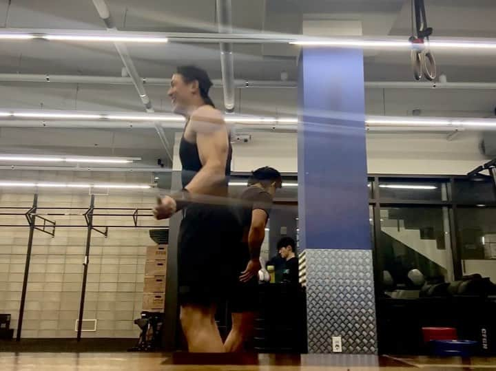 イ・ジェユンのインスタグラム：「”주짓수 안갈거야?“  <5/9>  Warm up: 1000 rope skip  WOD: 15min workout 100 facing the line burpees. Remaining time AMRAP of 7 Strict Toes to Bar & 7 Strict Handstand push-up  10 min Bike (4.2km)  @cfgn_ej #crossfit #exerciseroutine」