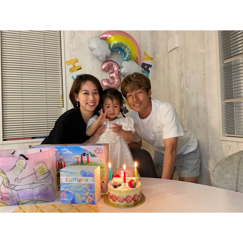 山田真以さんのインスタグラム写真 - (山田真以Instagram)「💗🎉🎂3歳🎂🎉💗 1日に娘が3歳になりました🌈 3年前の娘が生まれた日のことは 今でも鮮明に覚えている…😌 あっという間に会話ができるようになって、 自分でできることも増えたけど、 まだまだママ抱っこ〜❤️❤️と甘えんぼの娘です🥰💗  GWはパパが連戦でお出かけは出来なかったけれど、 実家の両親が遊びに来てくれたり、 姪っ子家族と義両親が娘のお誕生日会をしてくれたり、 山梨では大好きなみんながお祝いしてくれたりと、 じーじばーば、姪っ子家族、にーに、ねーね家族、 山梨の家族や優しいみんな、お友だち… たくさんたくさんプレゼントを頂いて嬉しそうだった💐 そんなたくさんのプレゼントを見て、 たくさんの人に愛されて育っているなぁと これまた嬉しく思いました🌼 娘にとっては最高に幸せなGWになったと思います🫧  甲府の石原農園さんも娘に🍓を誕生日に贈って下さって、娘が大好きないちごを食べながら 幸せなの〜😌💕と言っている動画は、 なんだかこちらも幸せな気分になるので、 毎夜寝る前にパパと鑑賞するのが日課となっています🤭  3歳もたくさん楽しいこといっぱいの一年になりますように🌈✨  #2y11mの記録 ✔︎ あとでやるの！いまやらないの！と、あとで！が口ぐせに。お願い、いまやって…🫠 ✔︎4月はいろんな環境の変化があって心ぐらぐらしているのが側にいてよく分かった。小さな体で一生懸命👏よく頑張った👏 ✔︎入園式とかはなかったけれど、年少さんを迎える前に、未就園児クラスに入園🌸 ✔︎幼稚園いかないのおやすみするの。が日課に。10日ほど行かない！が続き、こちらのメンタルが…と思っていた矢先、幼稚園いくの💗と泣かずに通園🐣成長🥹 ✔︎YouTubeの広告が出てくると、にーさんよ！と広告飛ばせの指示。YouTubeをいーちゅーぶと呼ぶ。 ✔︎いしめーいしめーと謎の言葉連発。いしめってなに？😇  #3y#3歳#3y0m#お誕生日#3歳の誕生日#2歳11ヶ月#2y11mの記録」5月11日 10時40分 - maaai.yamada