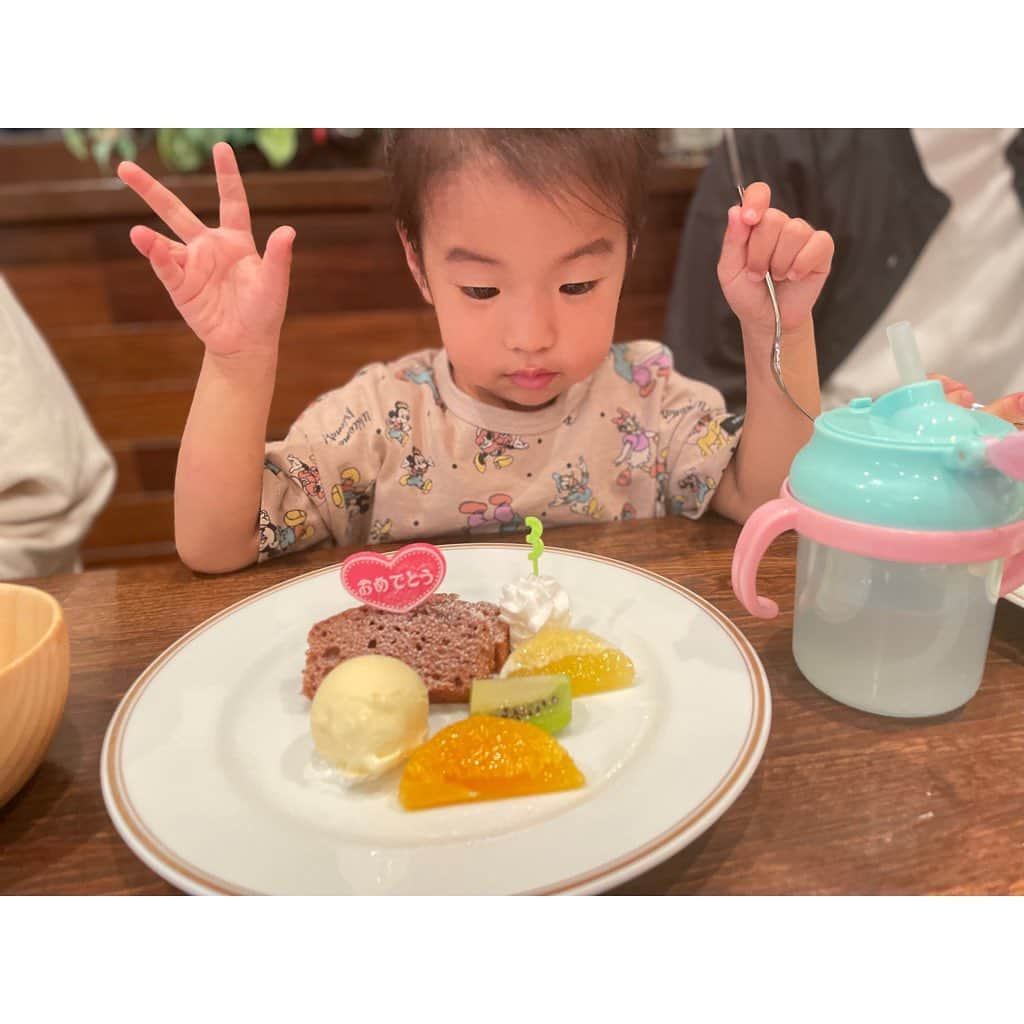 山田真以さんのインスタグラム写真 - (山田真以Instagram)「💗🎉🎂3歳🎂🎉💗 1日に娘が3歳になりました🌈 3年前の娘が生まれた日のことは 今でも鮮明に覚えている…😌 あっという間に会話ができるようになって、 自分でできることも増えたけど、 まだまだママ抱っこ〜❤️❤️と甘えんぼの娘です🥰💗  GWはパパが連戦でお出かけは出来なかったけれど、 実家の両親が遊びに来てくれたり、 姪っ子家族と義両親が娘のお誕生日会をしてくれたり、 山梨では大好きなみんながお祝いしてくれたりと、 じーじばーば、姪っ子家族、にーに、ねーね家族、 山梨の家族や優しいみんな、お友だち… たくさんたくさんプレゼントを頂いて嬉しそうだった💐 そんなたくさんのプレゼントを見て、 たくさんの人に愛されて育っているなぁと これまた嬉しく思いました🌼 娘にとっては最高に幸せなGWになったと思います🫧  甲府の石原農園さんも娘に🍓を誕生日に贈って下さって、娘が大好きないちごを食べながら 幸せなの〜😌💕と言っている動画は、 なんだかこちらも幸せな気分になるので、 毎夜寝る前にパパと鑑賞するのが日課となっています🤭  3歳もたくさん楽しいこといっぱいの一年になりますように🌈✨  #2y11mの記録 ✔︎ あとでやるの！いまやらないの！と、あとで！が口ぐせに。お願い、いまやって…🫠 ✔︎4月はいろんな環境の変化があって心ぐらぐらしているのが側にいてよく分かった。小さな体で一生懸命👏よく頑張った👏 ✔︎入園式とかはなかったけれど、年少さんを迎える前に、未就園児クラスに入園🌸 ✔︎幼稚園いかないのおやすみするの。が日課に。10日ほど行かない！が続き、こちらのメンタルが…と思っていた矢先、幼稚園いくの💗と泣かずに通園🐣成長🥹 ✔︎YouTubeの広告が出てくると、にーさんよ！と広告飛ばせの指示。YouTubeをいーちゅーぶと呼ぶ。 ✔︎いしめーいしめーと謎の言葉連発。いしめってなに？😇  #3y#3歳#3y0m#お誕生日#3歳の誕生日#2歳11ヶ月#2y11mの記録」5月11日 10時40分 - maaai.yamada