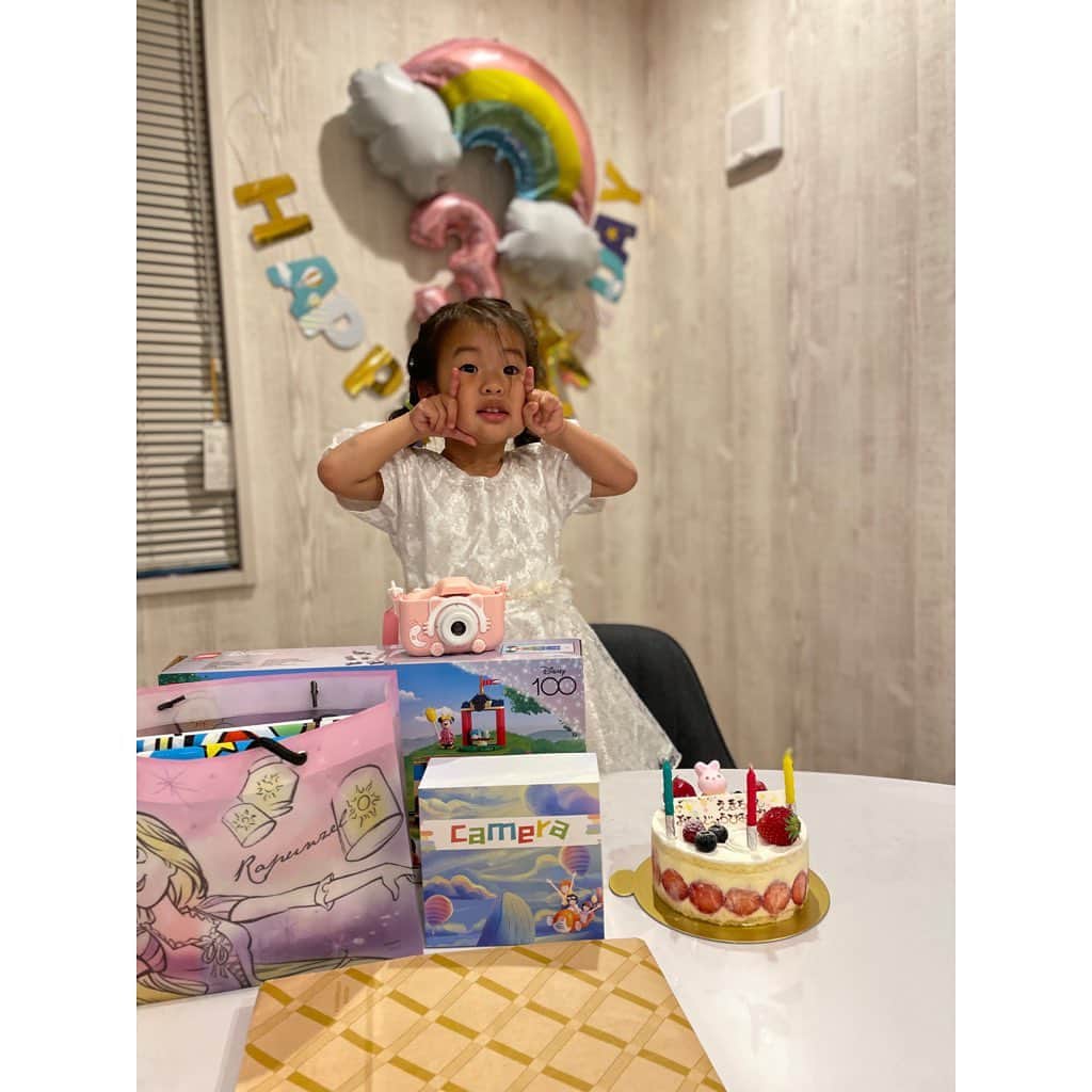 山田真以さんのインスタグラム写真 - (山田真以Instagram)「💗🎉🎂3歳🎂🎉💗 1日に娘が3歳になりました🌈 3年前の娘が生まれた日のことは 今でも鮮明に覚えている…😌 あっという間に会話ができるようになって、 自分でできることも増えたけど、 まだまだママ抱っこ〜❤️❤️と甘えんぼの娘です🥰💗  GWはパパが連戦でお出かけは出来なかったけれど、 実家の両親が遊びに来てくれたり、 姪っ子家族と義両親が娘のお誕生日会をしてくれたり、 山梨では大好きなみんながお祝いしてくれたりと、 じーじばーば、姪っ子家族、にーに、ねーね家族、 山梨の家族や優しいみんな、お友だち… たくさんたくさんプレゼントを頂いて嬉しそうだった💐 そんなたくさんのプレゼントを見て、 たくさんの人に愛されて育っているなぁと これまた嬉しく思いました🌼 娘にとっては最高に幸せなGWになったと思います🫧  甲府の石原農園さんも娘に🍓を誕生日に贈って下さって、娘が大好きないちごを食べながら 幸せなの〜😌💕と言っている動画は、 なんだかこちらも幸せな気分になるので、 毎夜寝る前にパパと鑑賞するのが日課となっています🤭  3歳もたくさん楽しいこといっぱいの一年になりますように🌈✨  #2y11mの記録 ✔︎ あとでやるの！いまやらないの！と、あとで！が口ぐせに。お願い、いまやって…🫠 ✔︎4月はいろんな環境の変化があって心ぐらぐらしているのが側にいてよく分かった。小さな体で一生懸命👏よく頑張った👏 ✔︎入園式とかはなかったけれど、年少さんを迎える前に、未就園児クラスに入園🌸 ✔︎幼稚園いかないのおやすみするの。が日課に。10日ほど行かない！が続き、こちらのメンタルが…と思っていた矢先、幼稚園いくの💗と泣かずに通園🐣成長🥹 ✔︎YouTubeの広告が出てくると、にーさんよ！と広告飛ばせの指示。YouTubeをいーちゅーぶと呼ぶ。 ✔︎いしめーいしめーと謎の言葉連発。いしめってなに？😇  #3y#3歳#3y0m#お誕生日#3歳の誕生日#2歳11ヶ月#2y11mの記録」5月11日 10時40分 - maaai.yamada