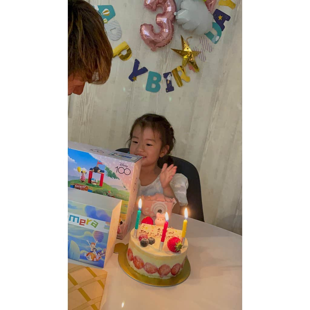 山田真以さんのインスタグラム写真 - (山田真以Instagram)「💗🎉🎂3歳🎂🎉💗 1日に娘が3歳になりました🌈 3年前の娘が生まれた日のことは 今でも鮮明に覚えている…😌 あっという間に会話ができるようになって、 自分でできることも増えたけど、 まだまだママ抱っこ〜❤️❤️と甘えんぼの娘です🥰💗  GWはパパが連戦でお出かけは出来なかったけれど、 実家の両親が遊びに来てくれたり、 姪っ子家族と義両親が娘のお誕生日会をしてくれたり、 山梨では大好きなみんながお祝いしてくれたりと、 じーじばーば、姪っ子家族、にーに、ねーね家族、 山梨の家族や優しいみんな、お友だち… たくさんたくさんプレゼントを頂いて嬉しそうだった💐 そんなたくさんのプレゼントを見て、 たくさんの人に愛されて育っているなぁと これまた嬉しく思いました🌼 娘にとっては最高に幸せなGWになったと思います🫧  甲府の石原農園さんも娘に🍓を誕生日に贈って下さって、娘が大好きないちごを食べながら 幸せなの〜😌💕と言っている動画は、 なんだかこちらも幸せな気分になるので、 毎夜寝る前にパパと鑑賞するのが日課となっています🤭  3歳もたくさん楽しいこといっぱいの一年になりますように🌈✨  #2y11mの記録 ✔︎ あとでやるの！いまやらないの！と、あとで！が口ぐせに。お願い、いまやって…🫠 ✔︎4月はいろんな環境の変化があって心ぐらぐらしているのが側にいてよく分かった。小さな体で一生懸命👏よく頑張った👏 ✔︎入園式とかはなかったけれど、年少さんを迎える前に、未就園児クラスに入園🌸 ✔︎幼稚園いかないのおやすみするの。が日課に。10日ほど行かない！が続き、こちらのメンタルが…と思っていた矢先、幼稚園いくの💗と泣かずに通園🐣成長🥹 ✔︎YouTubeの広告が出てくると、にーさんよ！と広告飛ばせの指示。YouTubeをいーちゅーぶと呼ぶ。 ✔︎いしめーいしめーと謎の言葉連発。いしめってなに？😇  #3y#3歳#3y0m#お誕生日#3歳の誕生日#2歳11ヶ月#2y11mの記録」5月11日 10時40分 - maaai.yamada