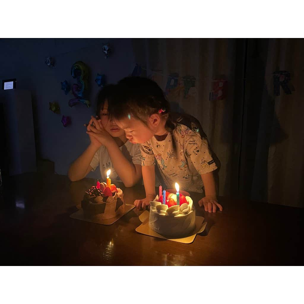 山田真以さんのインスタグラム写真 - (山田真以Instagram)「💗🎉🎂3歳🎂🎉💗 1日に娘が3歳になりました🌈 3年前の娘が生まれた日のことは 今でも鮮明に覚えている…😌 あっという間に会話ができるようになって、 自分でできることも増えたけど、 まだまだママ抱っこ〜❤️❤️と甘えんぼの娘です🥰💗  GWはパパが連戦でお出かけは出来なかったけれど、 実家の両親が遊びに来てくれたり、 姪っ子家族と義両親が娘のお誕生日会をしてくれたり、 山梨では大好きなみんながお祝いしてくれたりと、 じーじばーば、姪っ子家族、にーに、ねーね家族、 山梨の家族や優しいみんな、お友だち… たくさんたくさんプレゼントを頂いて嬉しそうだった💐 そんなたくさんのプレゼントを見て、 たくさんの人に愛されて育っているなぁと これまた嬉しく思いました🌼 娘にとっては最高に幸せなGWになったと思います🫧  甲府の石原農園さんも娘に🍓を誕生日に贈って下さって、娘が大好きないちごを食べながら 幸せなの〜😌💕と言っている動画は、 なんだかこちらも幸せな気分になるので、 毎夜寝る前にパパと鑑賞するのが日課となっています🤭  3歳もたくさん楽しいこといっぱいの一年になりますように🌈✨  #2y11mの記録 ✔︎ あとでやるの！いまやらないの！と、あとで！が口ぐせに。お願い、いまやって…🫠 ✔︎4月はいろんな環境の変化があって心ぐらぐらしているのが側にいてよく分かった。小さな体で一生懸命👏よく頑張った👏 ✔︎入園式とかはなかったけれど、年少さんを迎える前に、未就園児クラスに入園🌸 ✔︎幼稚園いかないのおやすみするの。が日課に。10日ほど行かない！が続き、こちらのメンタルが…と思っていた矢先、幼稚園いくの💗と泣かずに通園🐣成長🥹 ✔︎YouTubeの広告が出てくると、にーさんよ！と広告飛ばせの指示。YouTubeをいーちゅーぶと呼ぶ。 ✔︎いしめーいしめーと謎の言葉連発。いしめってなに？😇  #3y#3歳#3y0m#お誕生日#3歳の誕生日#2歳11ヶ月#2y11mの記録」5月11日 10時40分 - maaai.yamada