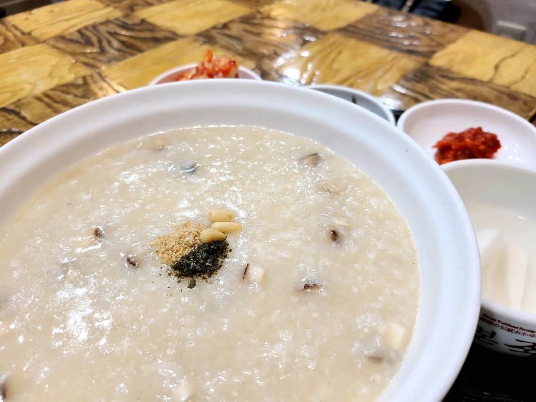 のインスタグラム：「『アワビのおかゆ』  新大久保にある「BON JUK」という、韓国のおかゆ&ビビンバのお店(*^O^*)  いろいろな種類の健康お粥が食べれるのです。  お粥はとても優しい味で、キムチや海苔などで自分好みにして食べる韓国スタイル！  #お粥#本粥#本粥ビビンバcafe#新大久保#アワビのおかゆ#韓国料理#レギュラー松本#あるある探検隊#bonjuk」