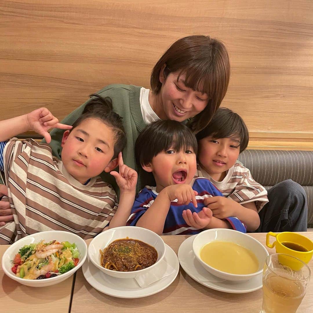のインスタグラム：「母の日。。  母の日のお祝いをしに子供たちがお小遣いから1人100円持って ガストに行ってきたよ。  パスタが選べるマザーズセット食べたけど、生パスタのレベルが高いことにびっくりした。  海老とフルーツのサラダ、とうもろこしのポタージュ、選べる生パスタ（ハーフ）いちごと抹茶のトライフルがセットに。  ちょうどいい量なのとデザートが豪華でよかったと嫁が言うてました。  子供らは300円を出し キッズプレート食べました。  すかいらーくアプリでクーポンも発行されてるので、お得になるからおすすめやで。  別でポテトとピザ追加したから 僕からしたら赤字でした。  でも、思い出優先てことで良しとしよ。  #しょうやん男三兄弟 #男三兄弟 #三兄弟 #子供のいる暮らし @skylark.jp #母の日 #母の日プレゼント #ガスト #ファミレス #pr」