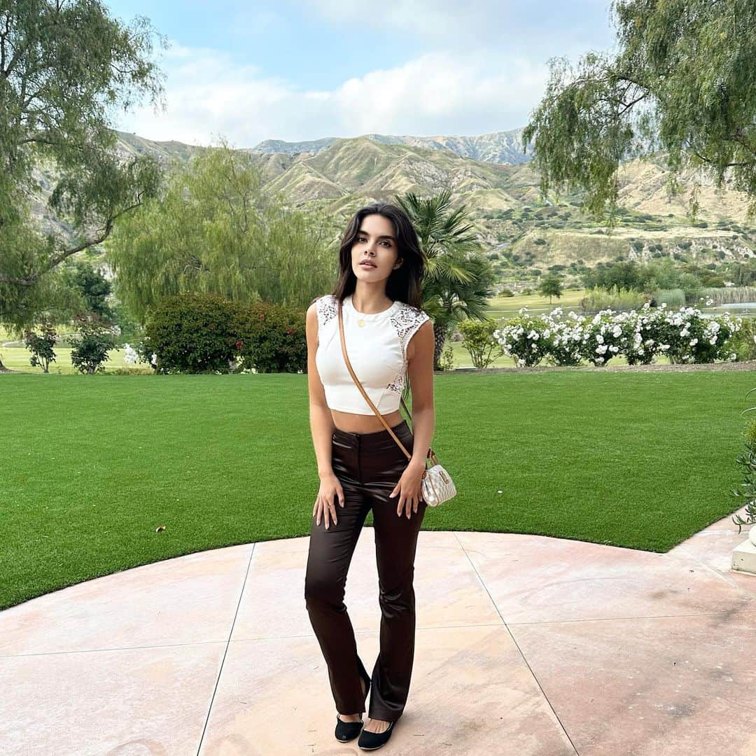 パオラ・ポーリンのインスタグラム：「Fund raising event ready 👩‍💼 - Evento de recaudación de fondos 👩‍💼」