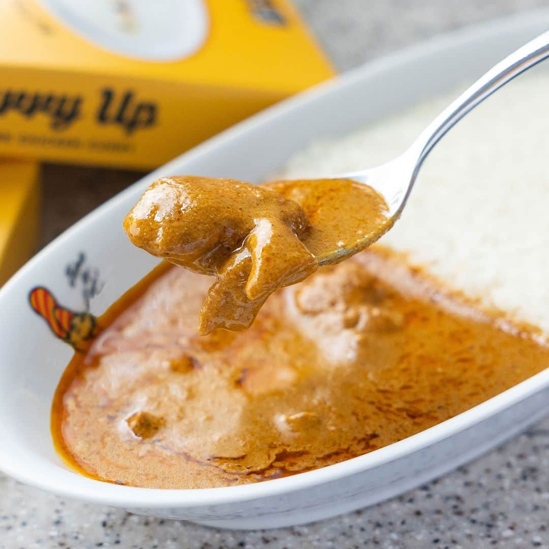 HUMAN MADEさんのインスタグラム写真 - (HUMAN MADEInstagram)「Curry Up Butter Chicken Curry – Introducing Curry Up’s first ready-to-eat curry   *English follows Japanese.  5月13日（土）より、東京発のカレーショップ CURRY UP（ @curryuphurryup ）のレトルトカレー「CURRY UP BUTTER CHICKEN CURRY」（カリーアップ バター チキン カレー）を発売いたします。   2010年に創業したCURRY UPは、オリジナルスパイスを用いた無添加カレーが人気のNIGO®が手がけるカレーショップ。今回、ショップ初のレトルトカレーとして看板商品であるバターチキンカレーが誕生しました。   その味は、バターの香りとコクが、ゴロッと入った鶏肉の旨味と野菜の甘みを引き立てるマイルドなカレー。辛いものが苦手なお子様にもオススメです。この機会に、CURRY UPをご自宅で味わえる、手軽で美味しいレトルトカレーをお楽しみください。  *こちらの商品は国内限定の発売となります。  詳細はHUMAN MADE公式WebサイトのNEWSページよりご確認ください。 http://humanmade.jp/blogs/news  Tokyo-based curry store Curry Up will release its first ready-to-eat curry, Curry Up Butter Chicken Curry, on Saturday, May 13.   Founded in 2010 by NIGO®, Curry Up (@curryuphurryup )is renowned for curries made with original spices and no additives. For this special release, the store selected its signature butter chicken curry.   The richness of the butter draws out the chicken’s umami and the sweetness of the vegetables, while the mild level of spice makes it a good choice for children. Don’t miss the chance to prepare and enjoy this signature curry in the comforts of your own home.  *This item is only available for purchase in Japan.  For more information, please go to http://humanmade.jp/blogs/news」5月11日 11時00分 - humanmade