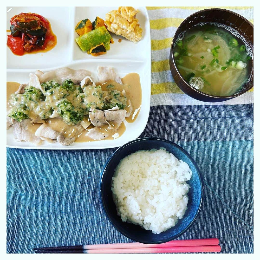 のインスタグラム：「久しぶりに自炊をしまして、お家の残り物で作ってみました。  和洋が混ざり合ってる。  週に2・3回はちゃんとご飯を作りたいな〜  今回は豚バラ茹でて、使い切りたかった胡麻だれかけて同じく使い切りたかった山形のダシをかけました。  あと冷凍ミックスの茄子パプリカがあったので、玉ねぎプラスしてラタトゥイユ  玉ねぎの残りを味噌汁にして  雑な卵焼きを作り  冷凍かぼちゃをワインビネガーとオレガノで和えました。  どれも美味しかったです♡  #mahogohan」