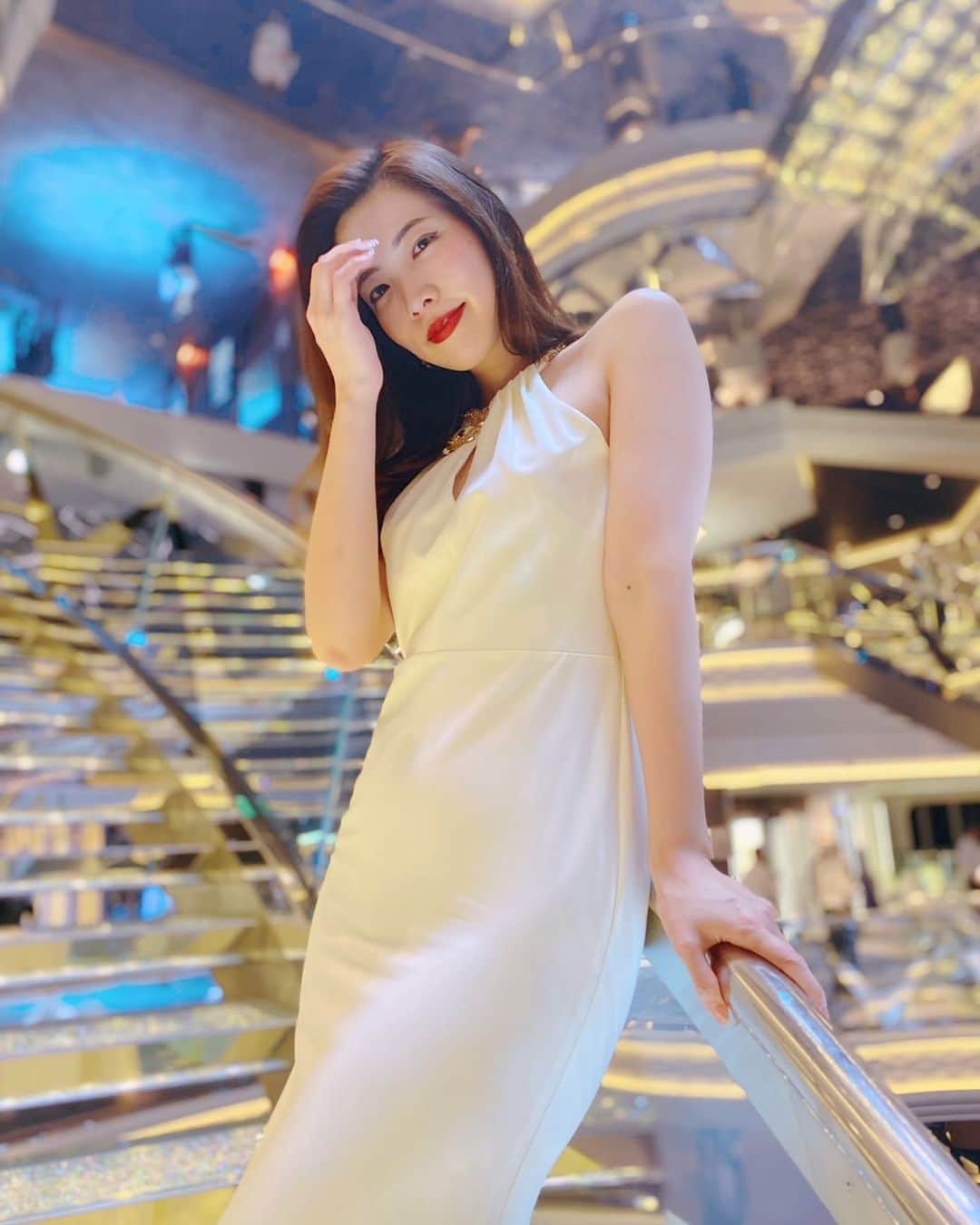 工藤沙織のインスタグラム：「他の投稿は🤍 @sally.kudo   戻れるなら何歳に戻りたいですか？  そう聞かれても、戻りたい年齢はありません。  今の自分が一番好き。  年齢を重ねるにつれ、魅力的な女性になりたいと思って毎日過ごしてます。  誰かと比べて優れていたい、とは全くもって思っていなくて「自分がどうありたいか」をいつも考えてる。  できないことや苦手なこともたくさんあるけど、そんな自分も愛おしいと思えるようになったのは日々自分の感情と向き合ってきたから。  もともととんでもなくネガティブ思考だったけど、自分と向き合うことで今こうしてありのままの自分を愛することができています。  誰でもいつからでも「ありのままの自分」を認めて愛せるようになるんだよ。  #自己肯定感を高める #japan #30代女子 #20代女子」