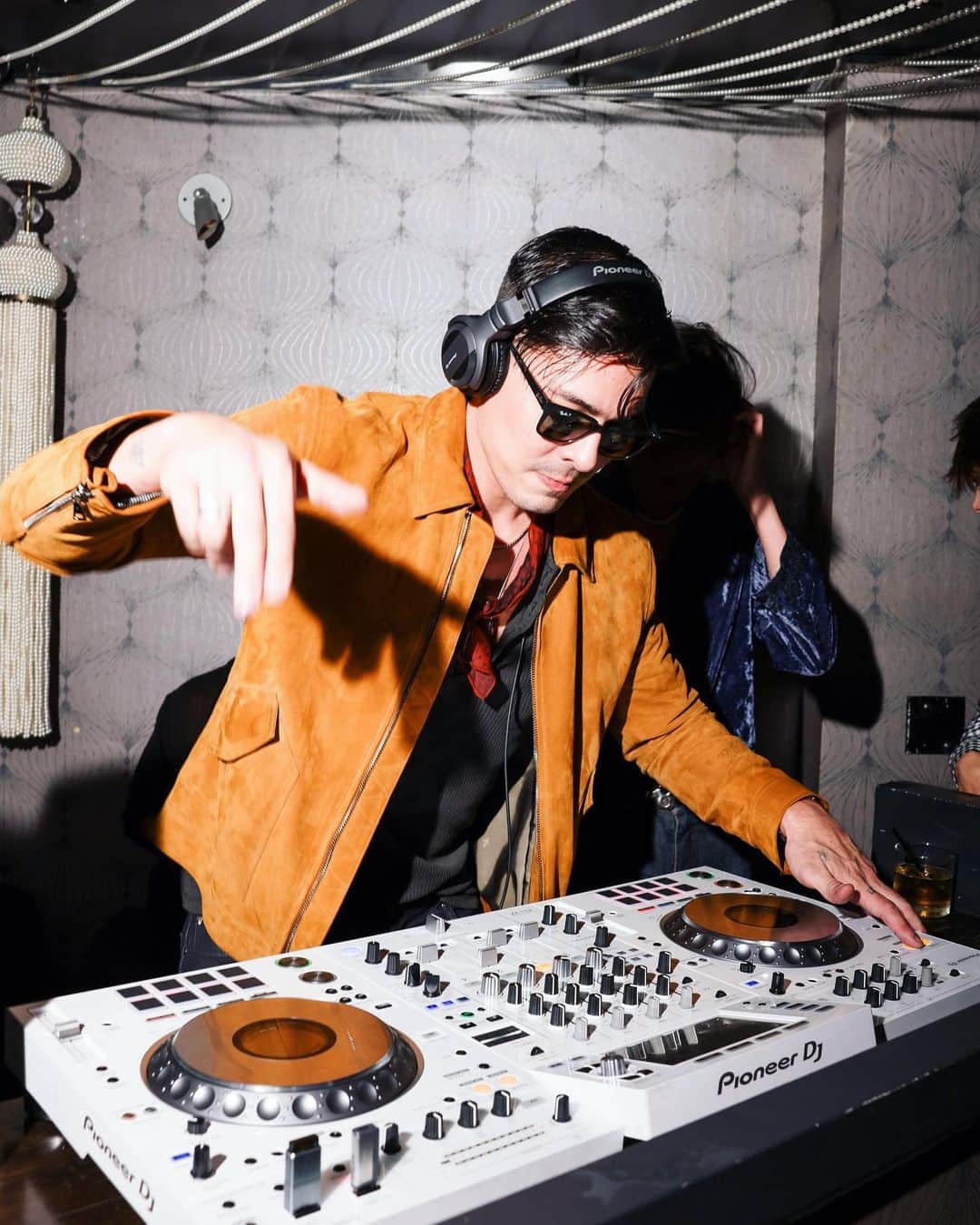 ルイス・タンのインスタグラム：「Thank you lovely people for celebrating with me. What a night ;) The fine #remymartin was flowing and the energy was inspiring. The new promenade issue of @flauntmagazine is out now. Raise a glass to excellence and creativity 🫶」