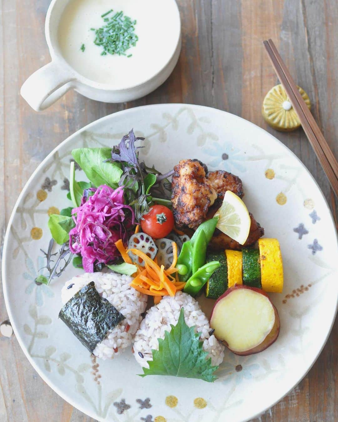 masayoのインスタグラム：「2023.5.11  + ワンプレートランチ。 今日もお弁当の残りを 盛り付けただけですが･･･ これが、 私の楽しみだったりします！ ちゃんと食べる！大事です！ ・ 雑穀米のおにぎりは 海苔と大葉の2種。 あとはサラダなど。 ・」
