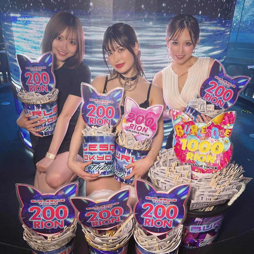 RENAのインスタグラム：「チームれいれい💗 はぴまる空間☺️✨✨  去年の今頃は次のお仕事 何しようかなあって考えて 悩んだ時期でもあったけど バーレスクに入店して本当に 沢山のことを経験できて感じれて 居場所を見つけれた🤍  今こーやって充実した毎日を 送れて幸せです🫶 ・ #バーレスク東京　#burlesquetokyo #burlesque  #エンタメ活動を止めない #誰かの夢になって生きていく  #Zむすめ　#Zトン」