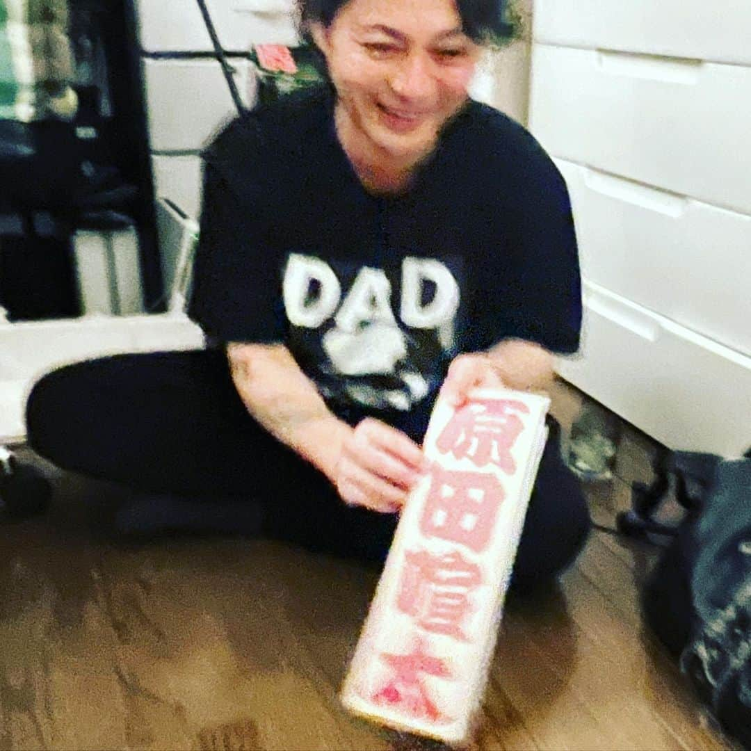 松尾貴史さんのインスタグラム写真 - (松尾貴史Instagram)「昨夜はギタリストの原田喧太と誕生日を迎えました。  2枚目は天満天神繁昌亭の喧太のまねき。  3枚目は、最初に行ったレディジェーンの大木さんに宛てて黒田征太郎さんが制作したオブジェを見ながらウイスキー🥃を。  #原田喧太 #黒田征太郎 #下北沢 #レディジェーン #松尾貴史」5月11日 11時10分 - kitsch.matsuo