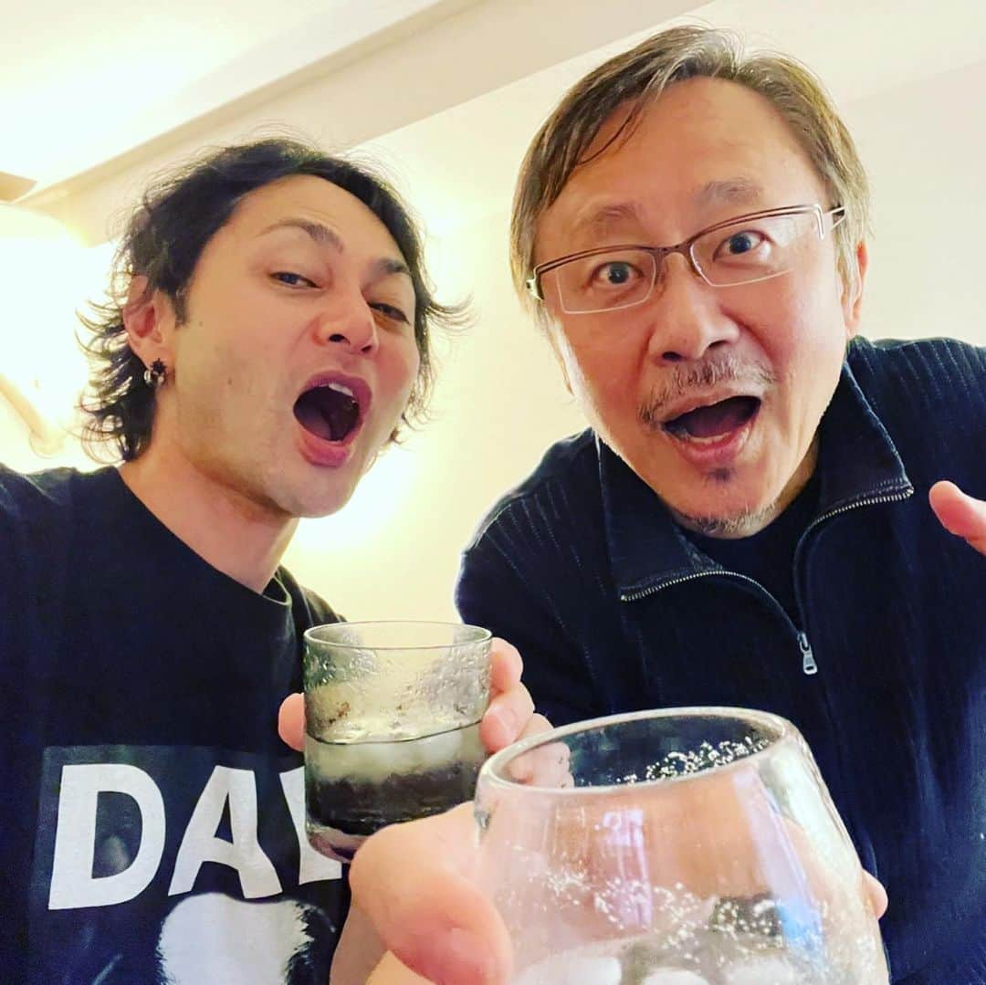 松尾貴史さんのインスタグラム写真 - (松尾貴史Instagram)「昨夜はギタリストの原田喧太と誕生日を迎えました。  2枚目は天満天神繁昌亭の喧太のまねき。  3枚目は、最初に行ったレディジェーンの大木さんに宛てて黒田征太郎さんが制作したオブジェを見ながらウイスキー🥃を。  #原田喧太 #黒田征太郎 #下北沢 #レディジェーン #松尾貴史」5月11日 11時10分 - kitsch.matsuo