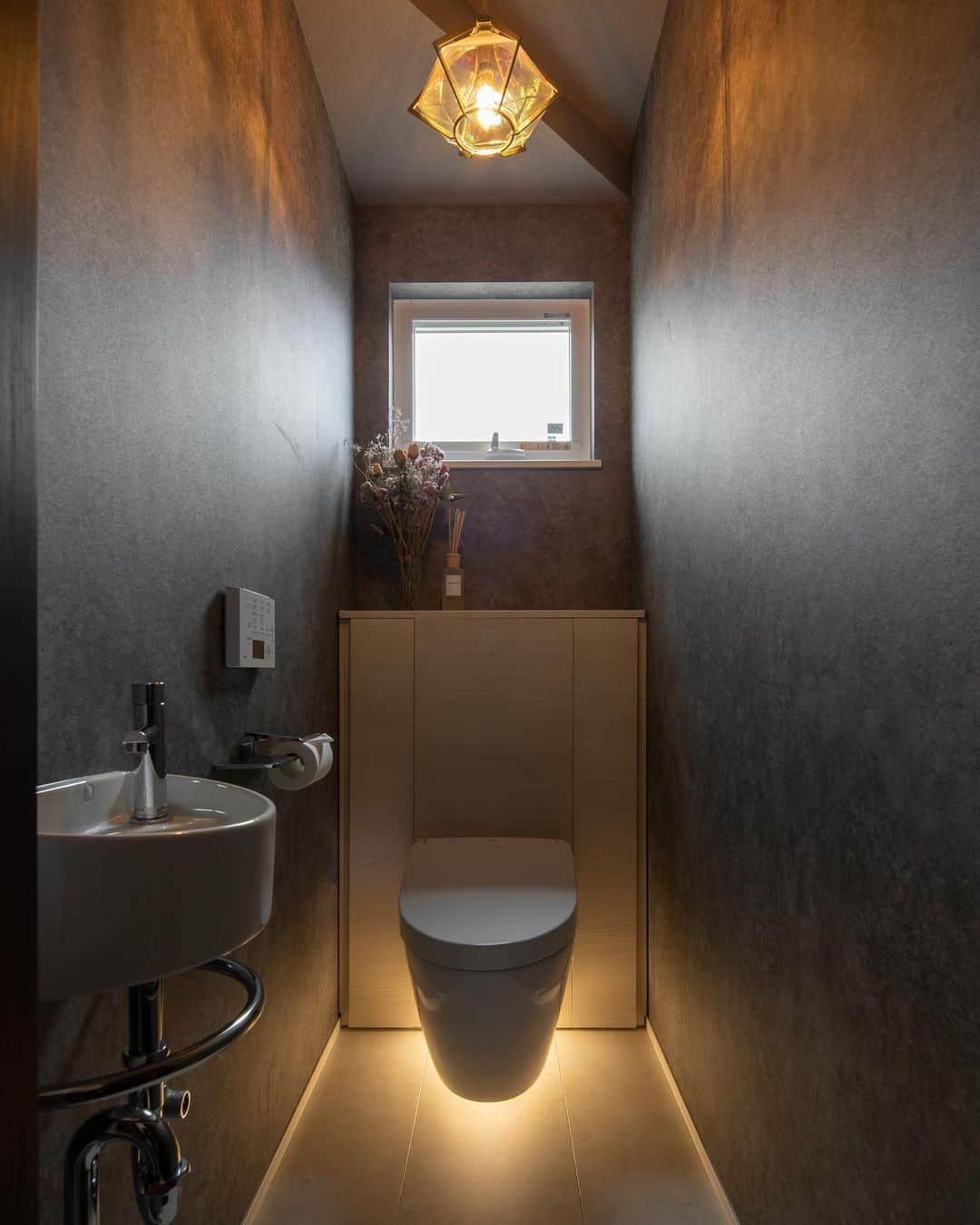 ルポハウス一級建築士事務所さんのインスタグラム写真 - (ルポハウス一級建築士事務所Instagram)「・ ・ ・ 《好きを詰め込んだ 広々リビングのある家/大津市》 ・ お掃除らくらくな浮いているトイレは、日常の中の非日常。 ライトがつくと、浮遊感が際立ちます。 ・ ・ ・ 担当設計士/木嶋珠里 @juri_kijima  ・ ・ 𓐌𓐌𓐌𓐌𓐌𓐌𓐌𓐌𓐌𓐌𓐌𓐌𓐌𓐌𓐌𓐌𓐌𓐌  ルポハウスの施工事例はこちらまで☞ @reposhouse  𓐌𓐌𓐌𓐌𓐌𓐌𓐌𓐌𓐌𓐌𓐌𓐌𓐌𓐌𓐌𓐌𓐌𓐌 ルポハウス はちょっとかっこいい家 を"友人のために" という思いでつくっています。 一生に一度の#マイホーム。 「あなたにしかできない」×「ルポハウスだからできる」で、 私たちだけの#家づくり を思いっきり楽しんでみませんか？！ ・ ・ ・ #住宅 #注文住宅 #マイホーム計画 #家づくりアイデア #滋賀の設計事務所 #トイレ #トイレインテリア #シンコールクロス #bb9211 #リリカラクロス #lw4113 #totoトイレ #レストパルf #フロートトイレ #朝日ウッドテック #アネックスサニタリー #エクルオニキス」5月11日 11時30分 - reposhouse