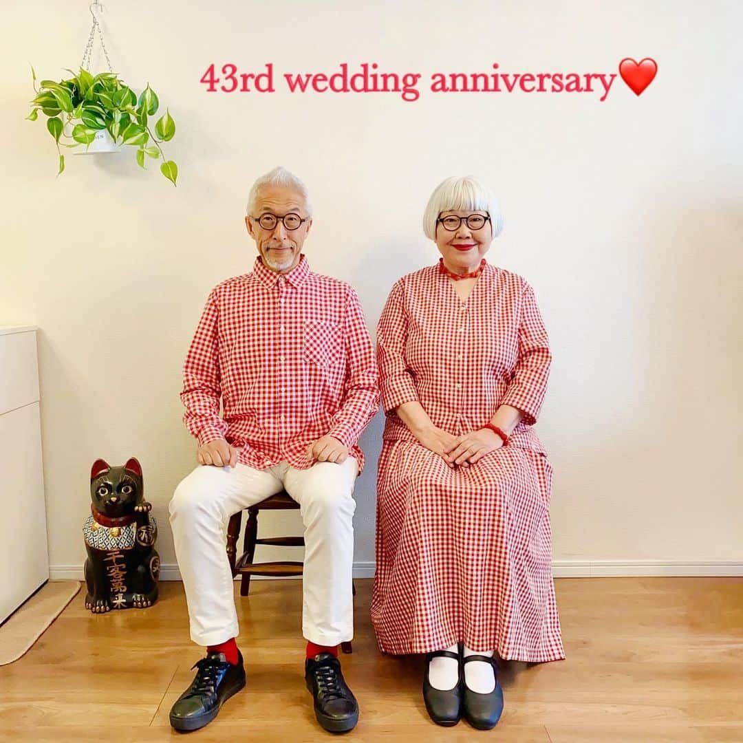 bon ponさんのインスタグラム写真 - (bon ponInstagram)「Today is our 43rd wedding anniversary😍😍 本日、43周年の結婚記念日を迎えました❤️ 1980年5月11日に、東京四ツ谷の聖イグナチオ教会で結婚式を挙げてから43年⛪️🤵‍♂️👰 その間、2人とも大病をすることなく、ここまで来れたことに感謝します。これからも健康で仲良く、二人三脚で歩んでいきたいと思います🤝 性格は正反対の2人ですが、お互いの足りないところを補い合って『二人で一人前』という気持ちを忘れずに、機嫌良く暮らしていけたらいいなと思っています😊😊 ＊ 3･4枚目 普段は滅多にアクセサリーを付けないponですが、designsixのアクセサリーはお気に入り❣️娘と共に愛用しています。赤以外にもカラフルな色が揃っていて楽しい❣️ 金属アレルギー気味のponでも大丈夫です。  ponのギンガムチェックのセットアップはUNIQLO × INESのもの。 ＊ Instagramを始めてから、多くの皆様にフォローしていただいて、心から嬉しく幸せなことだと感謝しております🙏たくさんの温かいコメント、ありがとうございます。 お一人お一人にコメント返しができないことを心苦しく思いますが、いつも皆様のコメントに励まされています❤️ これからもどうぞよろしくお願いいたします😊😊 ＊ ＊ #結婚記念日 #結婚43周年 #夫婦 #60代 #ファッション #コーディネート #リンクコーデ #夫婦コーデ #グレイヘア #白髪 #共白髪 #couple #over60 #fashion #coordinate #instafashion #instagramjapan #greyhair #grayhair #bonpon #bonpon511」5月11日 11時31分 - bonpon511