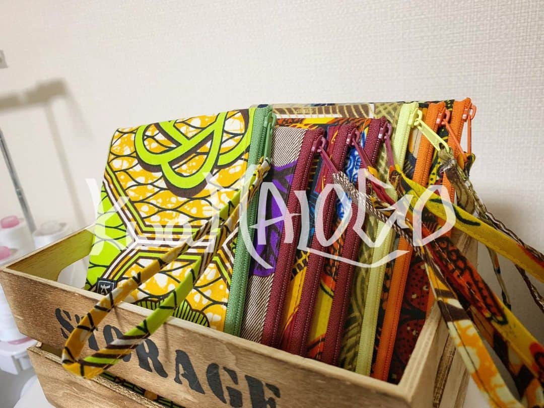 kwa MALOGOのインスタグラム：「【POP COLOR ポーチ】 .  「カバンの中でも見つけやすくて、カラフルで通帳や小物とかをまとめておけるポーチが欲しいな…」 .  なんて思い、出来上がったのがこのポーチです★☆★ .  色柄がかわいいアフリカ布に POPなカラーファスナーをあわせれば、、、 このカラフルさならカバンの中でもすぐ見つかるでしょ😆 .  ファスナーに手首も通せるくらいのループストラップを付けたで近所のちょっとおでかけなんかにも使えるし、 僕自身は大きなメインバッグにカラビナで引っ掛けておいてすぐ取り出せるようにしようかな～と計画中🤔 .  そんなこのポーチ達も残り7点のみですが、WEBSHOPに追加したのでお時間のある時にぜひ覗いてみて下さい😊 .  .  ▼今週土曜日👍▼ 「リンバ(親指ピアノ)WS ＠大阪・北堀江パモジャ 15:00-16:00/16:30-17:30 詳細はWEBSHOPからご確認下さい。 お問合せ、ご予約はお気軽にどうぞ😉 .  #カラフルポーチ  #アフリカ布  #おでかけポーチ  #イロのある生活  #アフリカ雑貨  #kwamalogo  #africanprint #africanfabric #colorfullife」
