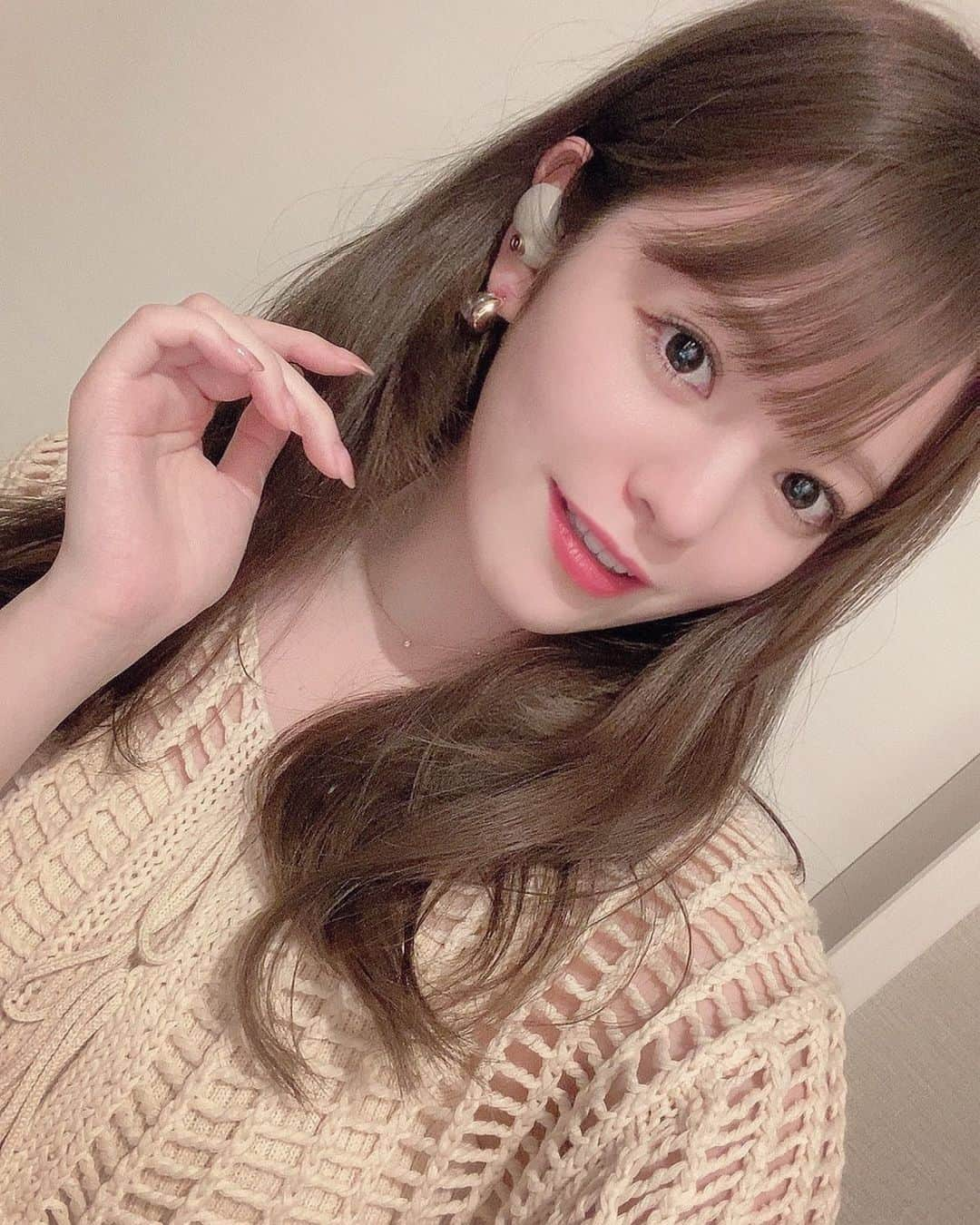 有村莉彩のインスタグラム：「さて、問題です、 わたしは何の曲をききながら しゃしんを、撮っていたでしょうか🎧💭❔  #quiz」