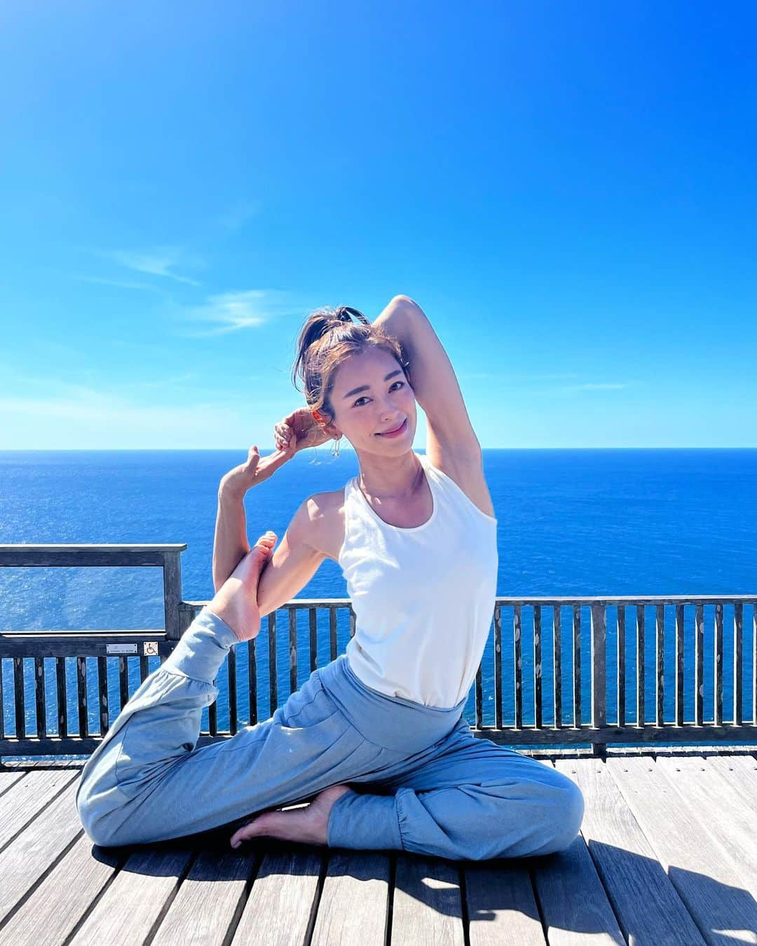 松本莉緒のインスタグラム：「𝗡𝗛𝗞新番組『絶景𝗬𝗢𝗚𝗔』𝟱/𝟭𝟯 𝗢𝗔まで後𝟯日❣️ 　 ⁡ 皆さまこんにちは☺️ 昨日はワンオペかつ、息子の誕生日の前日とあって色々と準備もあり投稿作業まで追いつかず..気付けば疲れ切りストンと寝ていました笑。 ⁡ ⁡ さて、気付けばNHK新番組 「 絶景YOGA 」のOA迄、残り3日となりました❣️❣️❣️ ⁡ ⁡ 視聴方法が4Kのみという限られる事で「見れないよ😢」というお声も多く、私もちょっぴり残念な気持ちもあり...そこで、4K以外のTVでも見れるかもしれない可能性を教えて頂いたのでご紹介しますね❣️ ⁡ ⁡ ⋆⋆⋆⋆⋆⋆⋆⋆⋆⋆⋆⋆⋆⋆⋆⋆⋆⋆⋆⋆⋆⋆⋆⋆⋆⋆⋆⋆⋆⋆⋆⋆⋆⋆⋆⋆⋆⋆⋆⋆⋆⋆⋆⋆⋆⋆ ⁡ ○ 4Kテレビを持っていなくても番組視聴が出来る可能性について。 ⁡ ▶︎情報リンク: https://www.nojima.co.jp/support/faq/15386/ ⁡ 上の情報を要約しますと、4Kテレビを持っていなくても、レコーダーが4K対応であれば、解像度は4Kではないが一応の番組視聴は可能性がある。という結論になります🙏🥹 ⁡ 1) アンテナ×チューナー×テレビの組み合わせ次第で異なる。 ⁡ 2)各設備の接続の仕方次第で異なる。 ⁡ 3) TVは4K対応ではないが、レコーダーは4K対応で、レコーダー内の番組表では、4K番組表が表示され、予約や視聴ができる。 ⁡ ⋆⋆⋆⋆⋆⋆⋆⋆⋆⋆⋆⋆⋆⋆⋆⋆⋆⋆⋆⋆⋆⋆⋆⋆⋆⋆⋆⋆⋆⋆⋆⋆⋆⋆⋆⋆⋆⋆⋆⋆⋆⋆⋆⋆⋆⋆ ⁡ ⁡ です🥹❣️✨ 番組の担当の方が親切に教えてくださいましたので、4K対応ではない方は是非とも、上の情報を元にご自宅のTVの接続をご確認頂けたらと思います🥹🙏✨ ⁡ ⁡ 今回、小笠原諸島、父島の美しくクリアな絶景の中で𝟲種類のレッスンの撮影を行いました🧘🏻‍♀️✨ ⁡ ⁡ その内の1つとして1つ前の投稿で、ウクレレでマントラ( 真言 )をしてますとお伝え致しました☺️ ⁡ ⁡ もう1つご紹介致しますと、父島のクジラを鑑賞するスポットとして有名な場所で、両手足を大きく広げスローペースで動いて行くフロー式のショートレッスンを行いました☺️💓 ⁡ ⁡ 全てのレッスンのリードボイスは私の声になります☺️🎤 ⁡ ⁡ レッスンのテーマや内容はOA迄楽しみにしていてくださいね❣️❣️ ⁡ ⁡ 今回のウェアは全てYinYangさんの新作となっており、スタイリングは私が担当させて頂きました☺️🙏こちらも楽しみながら見て頂けたら嬉しいです❣️🥹❤️ ⁡ ⁡ 皆さまからの多くの感想が、 第二回「絶景YOGA」、そして次の旅人ヨギーへ繋がります✨✨✨ ⁡ ⁡ 是非周りの方へお知らせ頂けたらありがたいです🥹🙏✨よろしくお願いします❣️ ⁡ ⁡ ⁎⁎⁎⁎⁎⁎⁎⁎⁎⁎⁎⁎⁎⁎⁎⁎⁎⁎⁎⁎⁎⁎⁎⁎⁎⁎⁎⁎⁎⁎⁎⁎⁎⁎⁎⁎⁎⁎⁎⁎⁎⁎⁎⁎⁎⁎⁎⁎ ⁡ ⁡ ● 放送日 𝟱月𝟭𝟯日（土）𝟮𝟰:𝟯𝟬-𝟮𝟱:𝟯𝟬 （＝𝟭𝟰（日）早朝𝟬:𝟯𝟬~𝟭:𝟯𝟬） ⁡ ●視聴方法 ＢＳ𝟰Ｋ (𝟰Kテレビを持っている方のみ視聴可） ⁡ ⁡ ⁎⁎⁎⁎⁎⁎⁎⁎⁎⁎⁎⁎⁎⁎⁎⁎⁎⁎⁎⁎⁎⁎⁎⁎⁎⁎⁎⁎⁎⁎⁎⁎⁎⁎⁎⁎⁎⁎⁎⁎⁎⁎⁎⁎⁎⁎⁎⁎ ⁡ ヘアメイク : @hitomi326_ 💓 ヨガウェア : @yinyang_yogawear 💓 マット : マンドゥカ スタイリング : 松本莉緒 ⁡ ⁡ #NHK #絶景YOGA  #respect #父島 #小笠原諸島 #allstaff  #ボニネンシストラベル #ボニーナ #patinn ファミリー #高野ファミリー #はじめちゃん #makanaiogasawara  #peacebergstyle #omyoga #松本莉緒 #感謝」