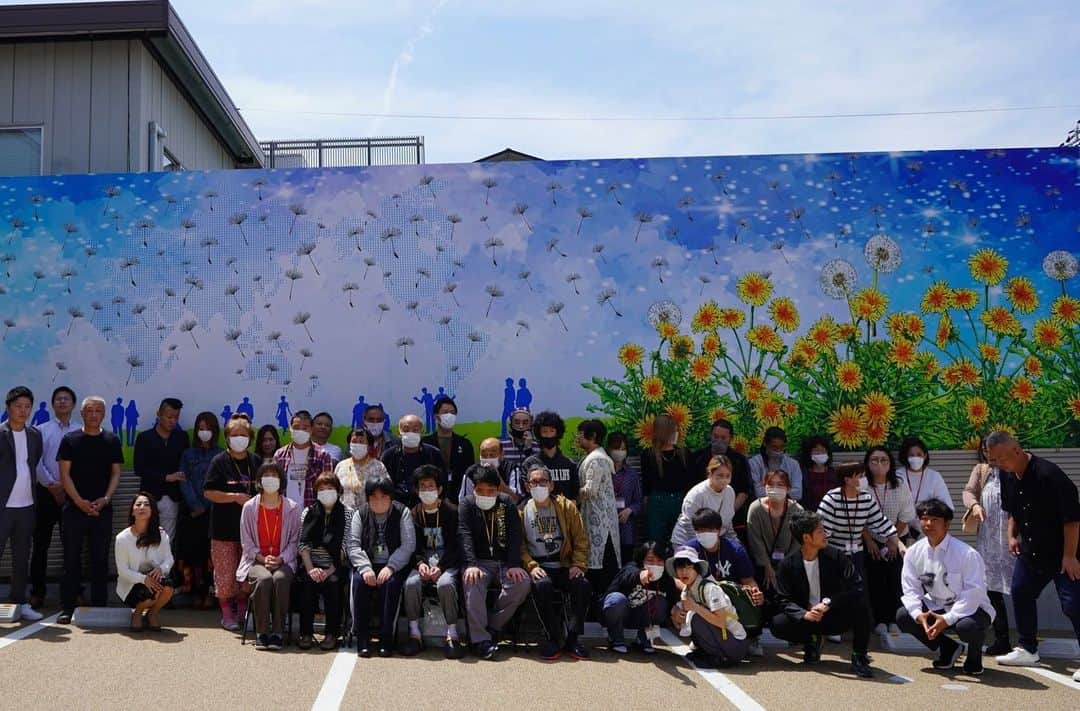 田村大さんのインスタグラム写真 - (田村大Instagram)「たんぽぽの綿毛が舞うようにグループホームの皆さまが世界へ飛びたち、そこでまた鮮やかに咲き誇って欲しい、そんな想いで描かせて頂きました。」5月11日 11時45分 - dai.tamura