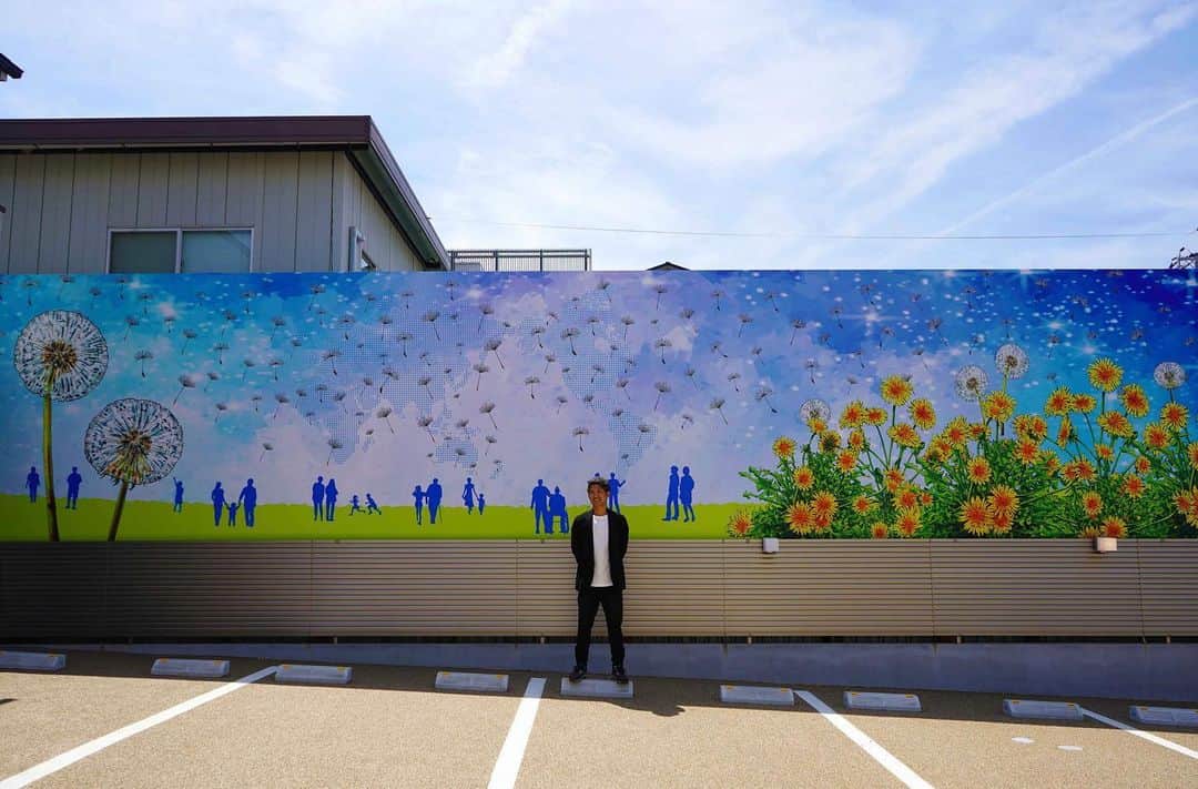 田村大さんのインスタグラム写真 - (田村大Instagram)「たんぽぽの綿毛が舞うようにグループホームの皆さまが世界へ飛びたち、そこでまた鮮やかに咲き誇って欲しい、そんな想いで描かせて頂きました。」5月11日 11時45分 - dai.tamura